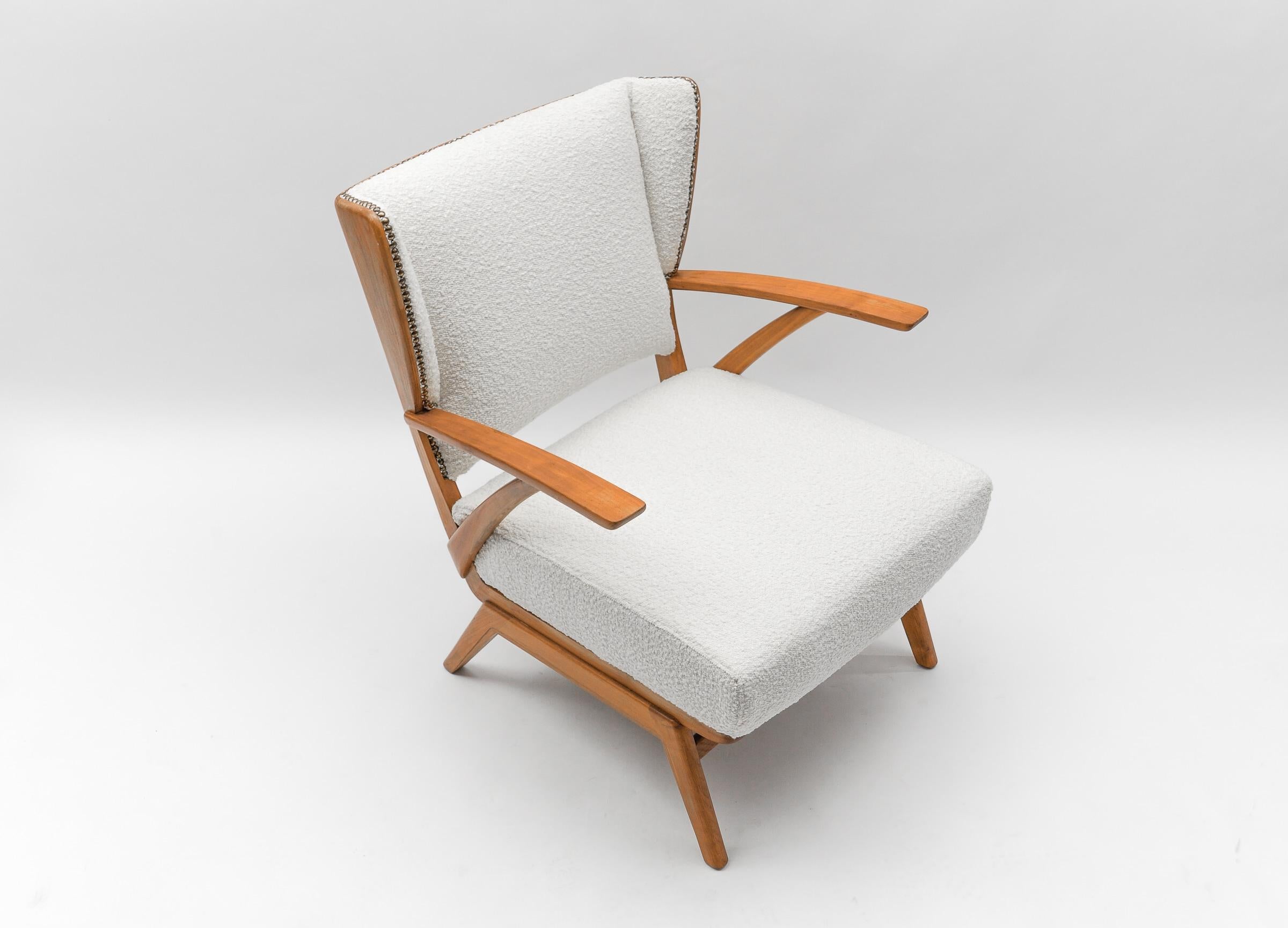 Weißer Sessel aus Boucle-Stoff und Holz mit Ohrensessel, Italien, 1950er Jahre (Bouclé) im Angebot
