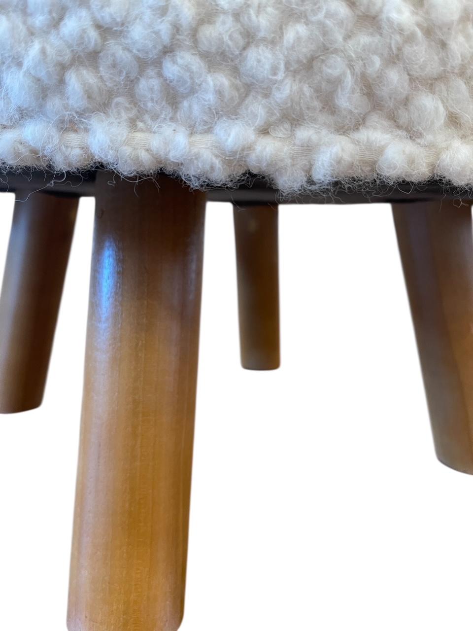 Moderne Pouf en bouclier blanc avec pieds en vente