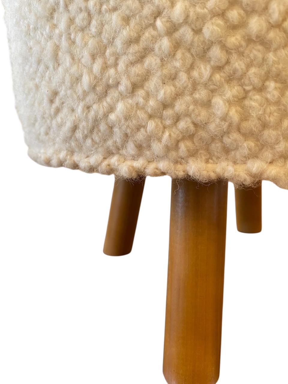Américain Pouf en bouclier blanc avec pieds en vente