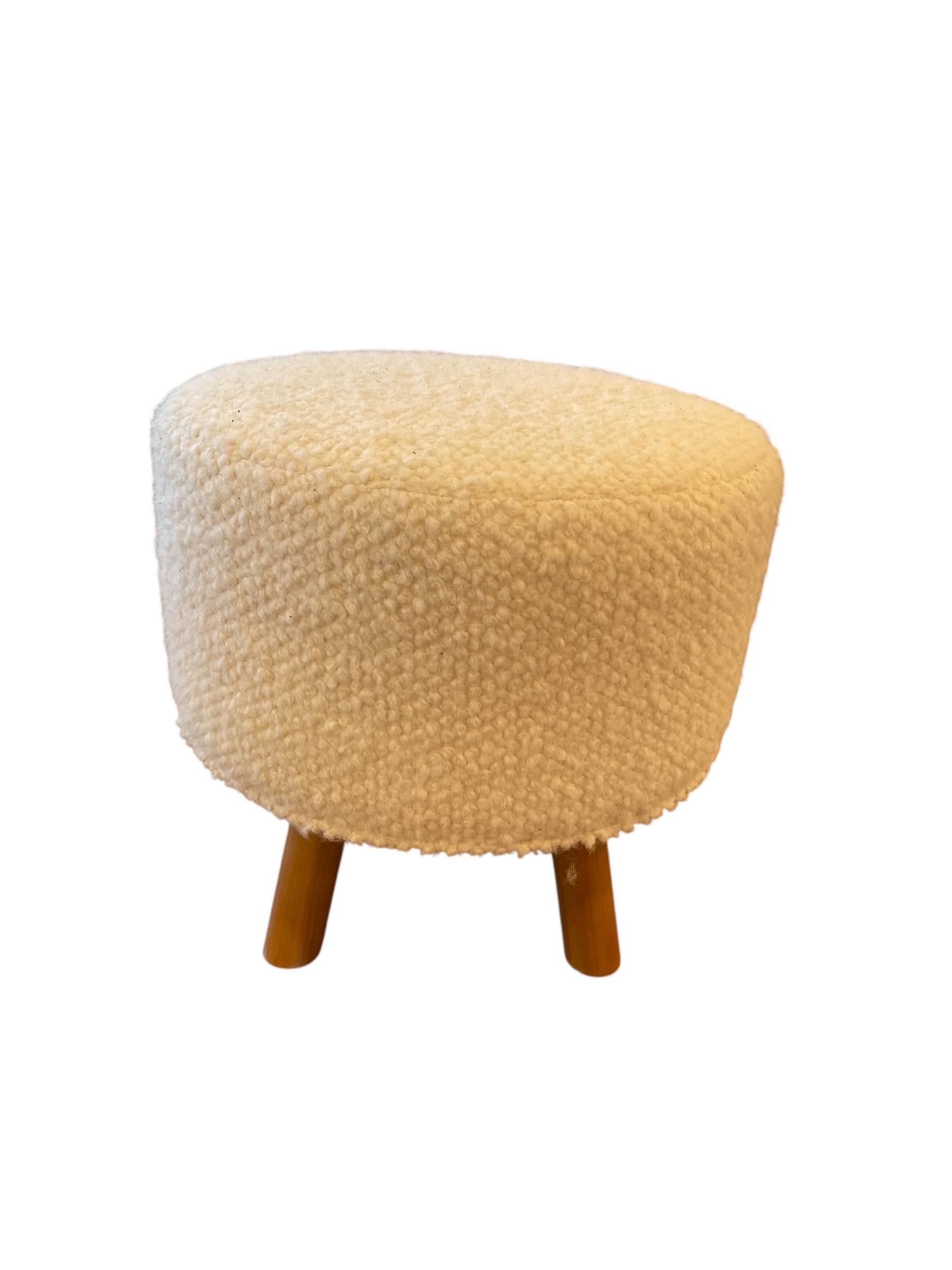 Pouf en bouclier blanc avec pieds Neuf - En vente à Saint Louis, US