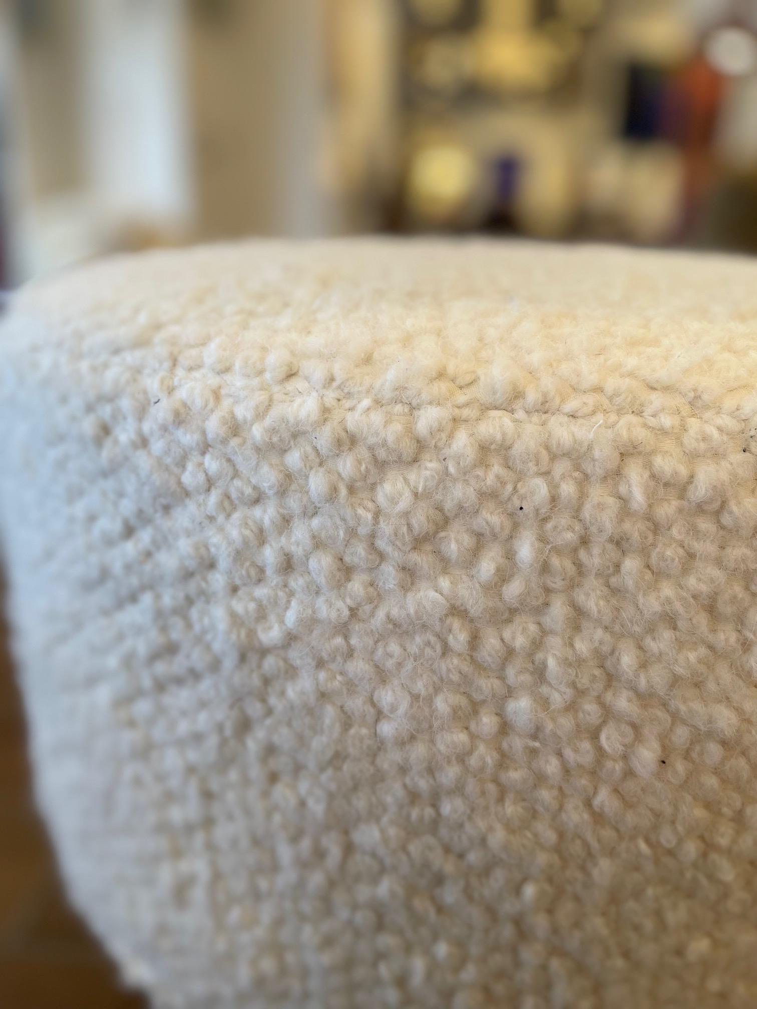 XXIe siècle et contemporain Pouf en bouclier blanc avec pieds en vente
