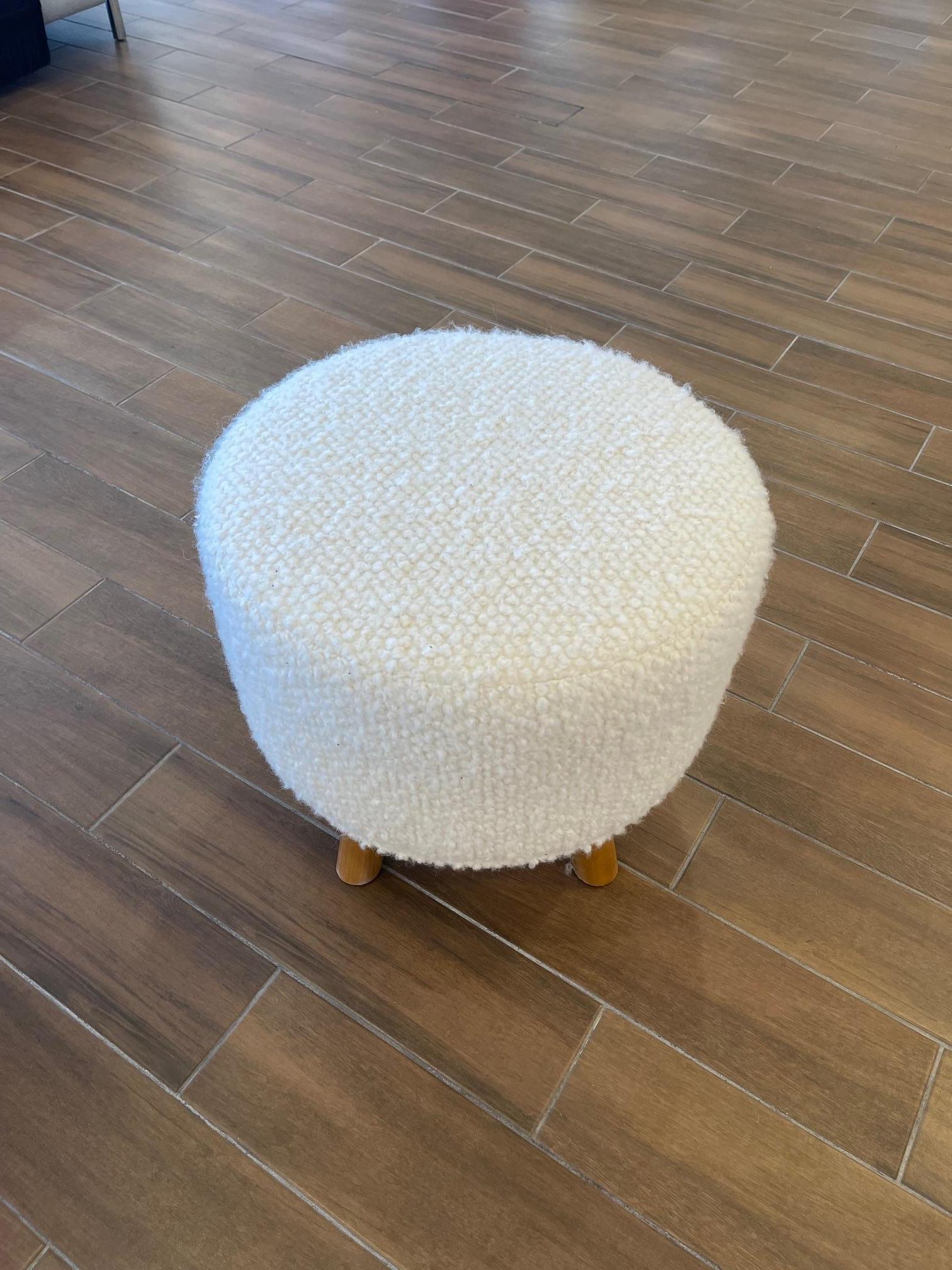 Laine Pouf en bouclier blanc avec pieds en vente