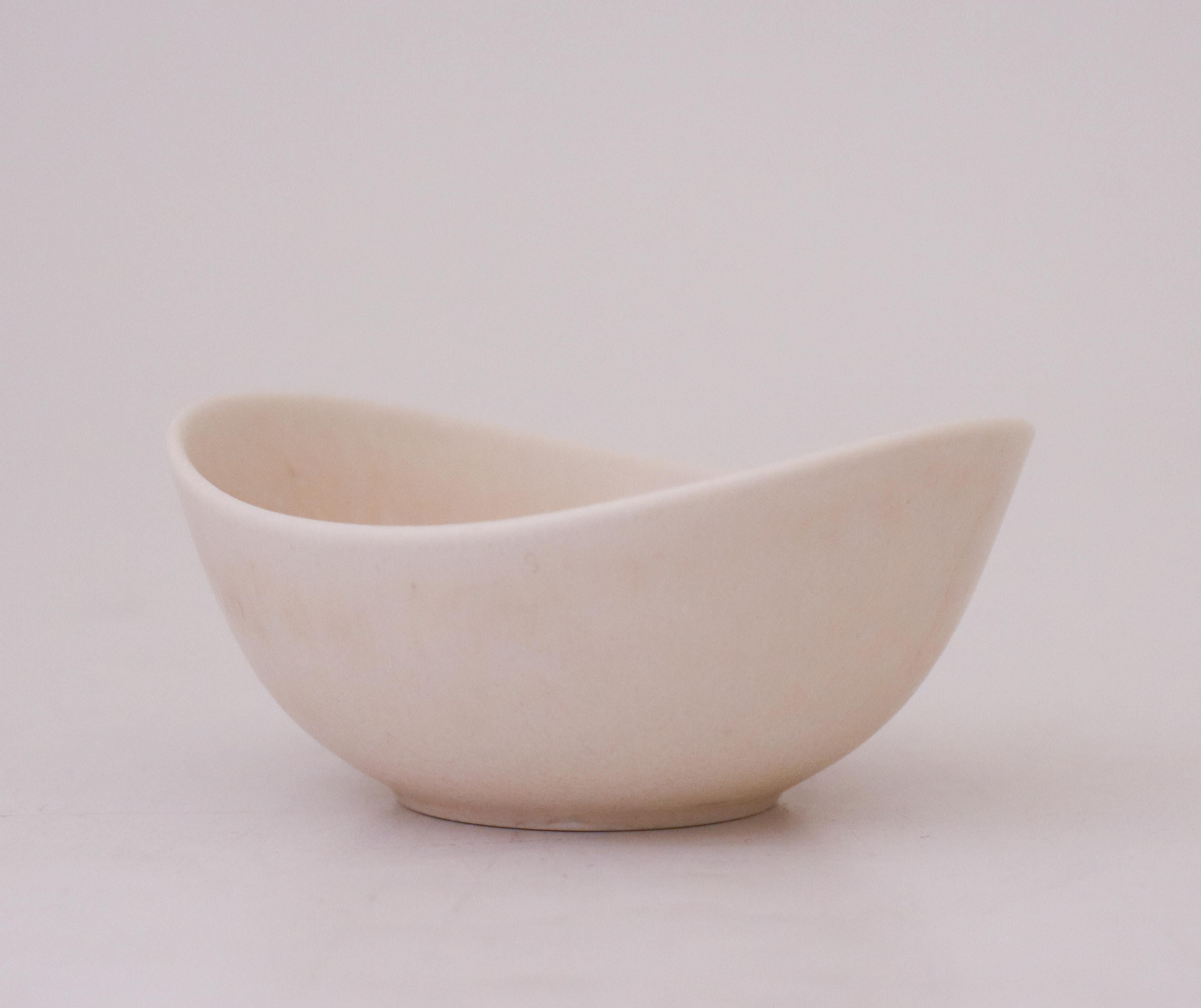 A lovely white bowl with a beautiful glaze designed by Gunnar Nylund at Rörstrand, it´s 10 x 9.5 cm in diameter. It´s in very good condition except from some minor marks and scratches. It is marked as 2nd quality.

Gunnar Nylund was born in Paris