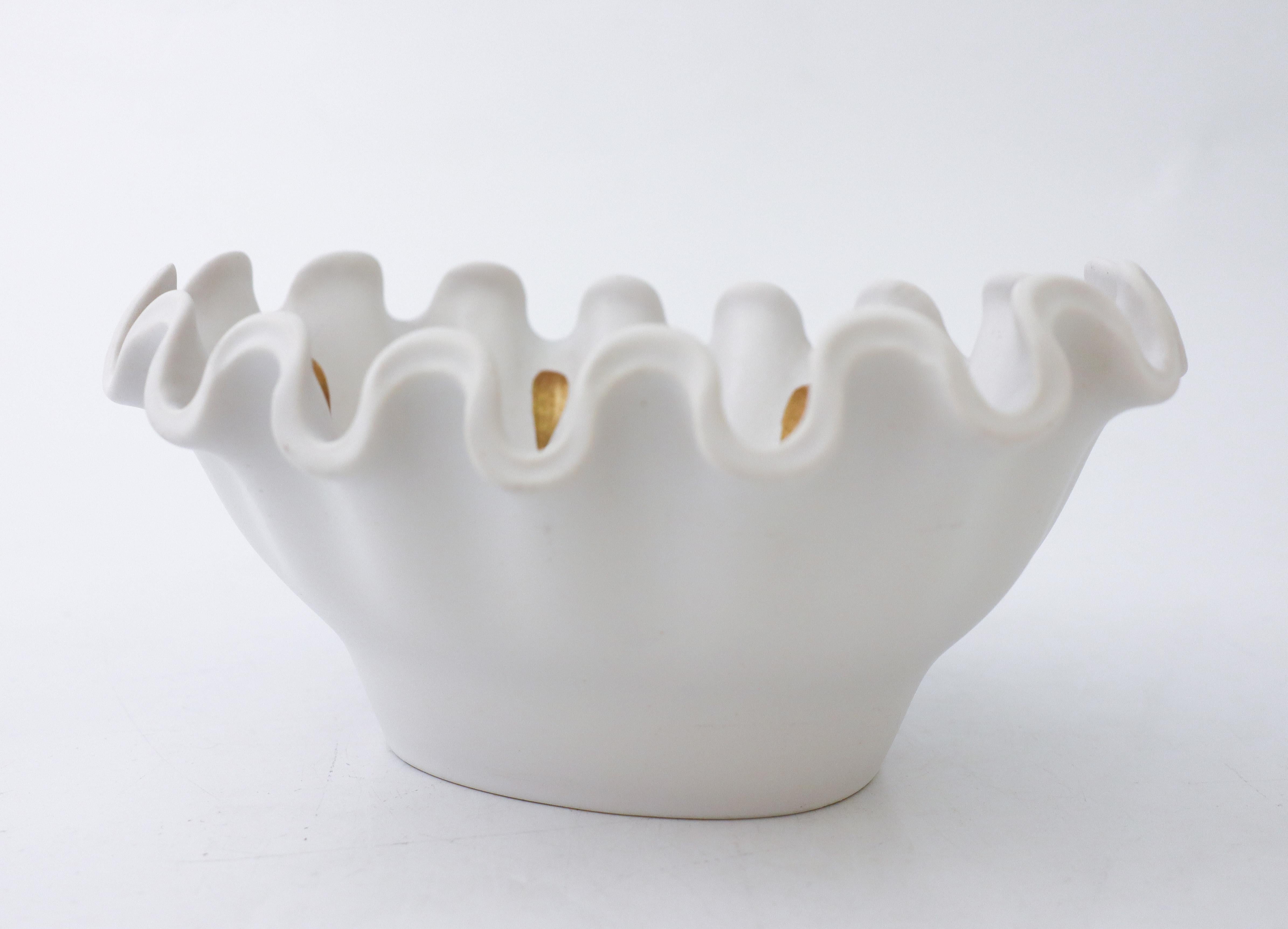 A lovely bowl of model veckla designed by Wilhelm Kåge at Gustavsberg in the 1940s. It is 21,5 x 17.5 cm (8,6