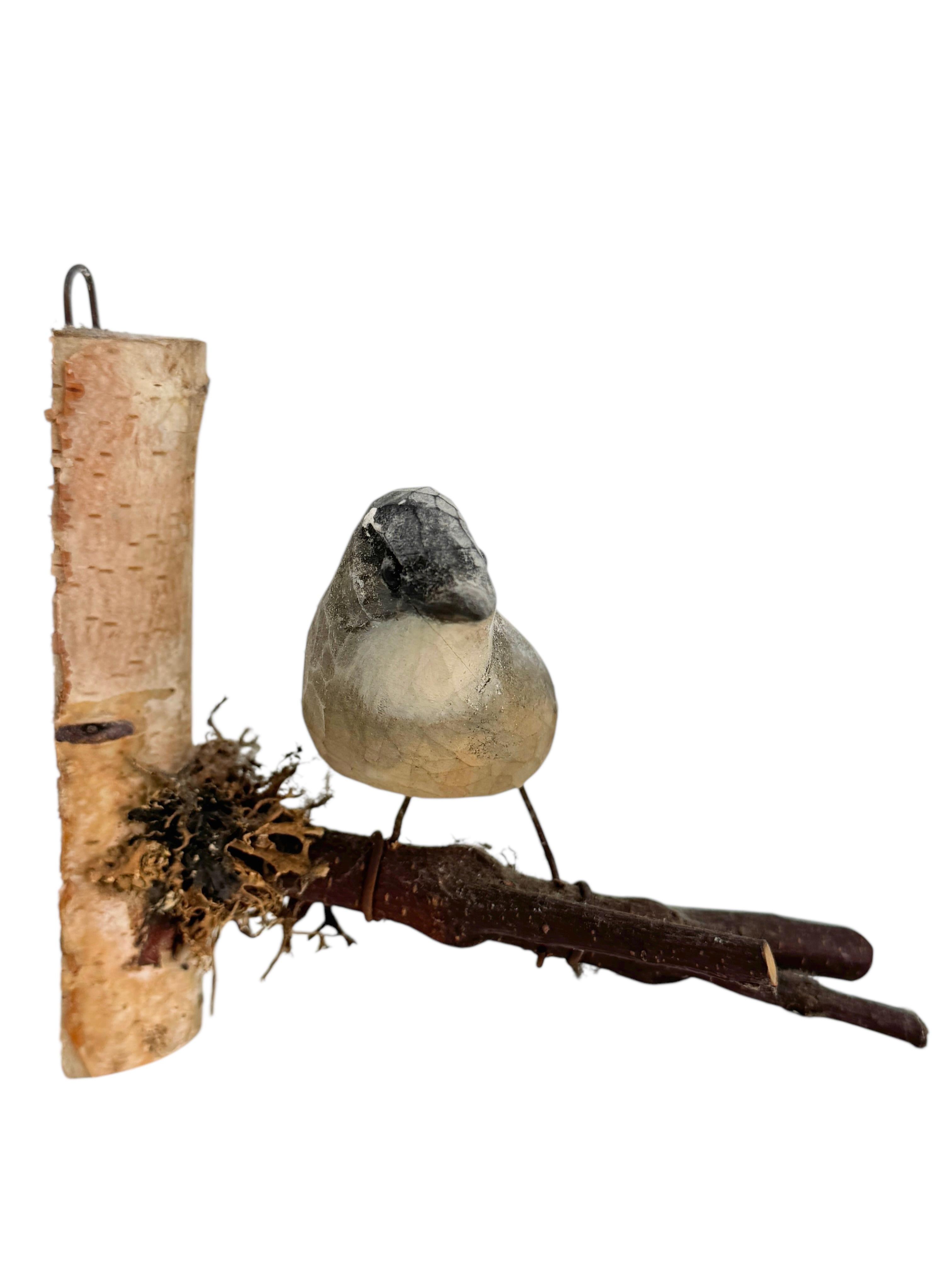 Un bel oiseau autrichien du 20e siècle, en bois sculpté, monté sur un support pour être suspendu. La tradition de ces oiseaux en Autriche, appelés 