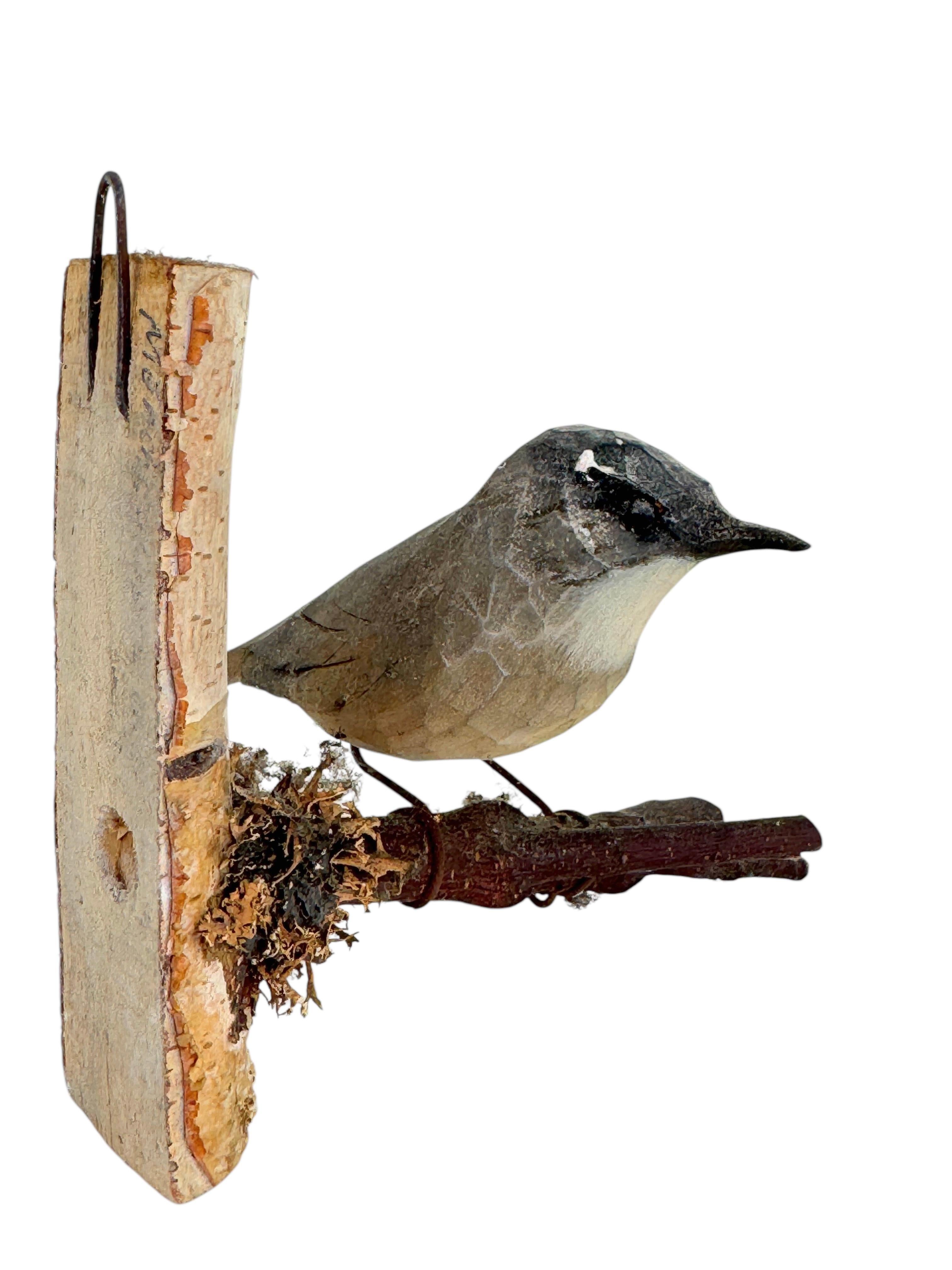 Forêt-Noire Sittelle à poitrine blanche Viechtauer Oiseau en bois sculpté Black Forest Autriche années 1920 en vente