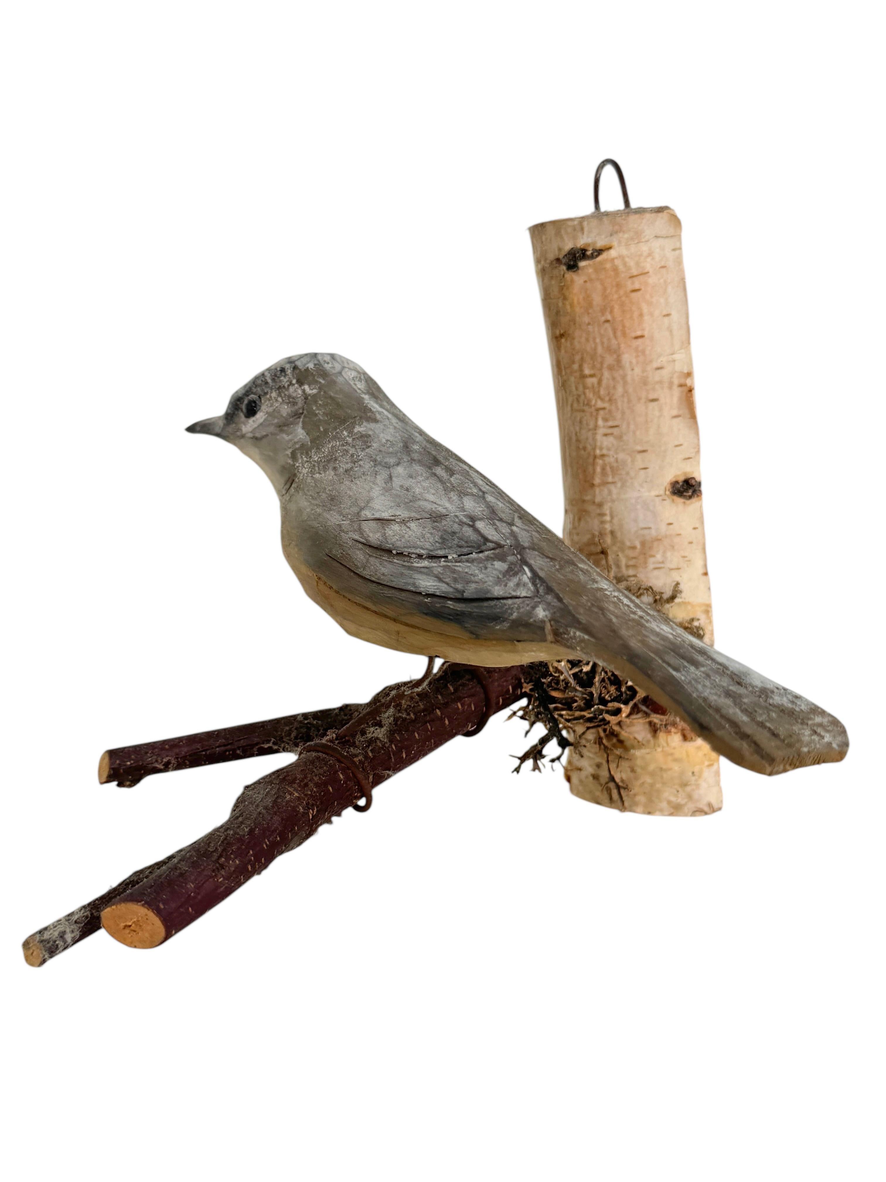 Autrichien Sittelle à poitrine blanche Viechtauer Oiseau en bois sculpté Black Forest Autriche années 1920 en vente