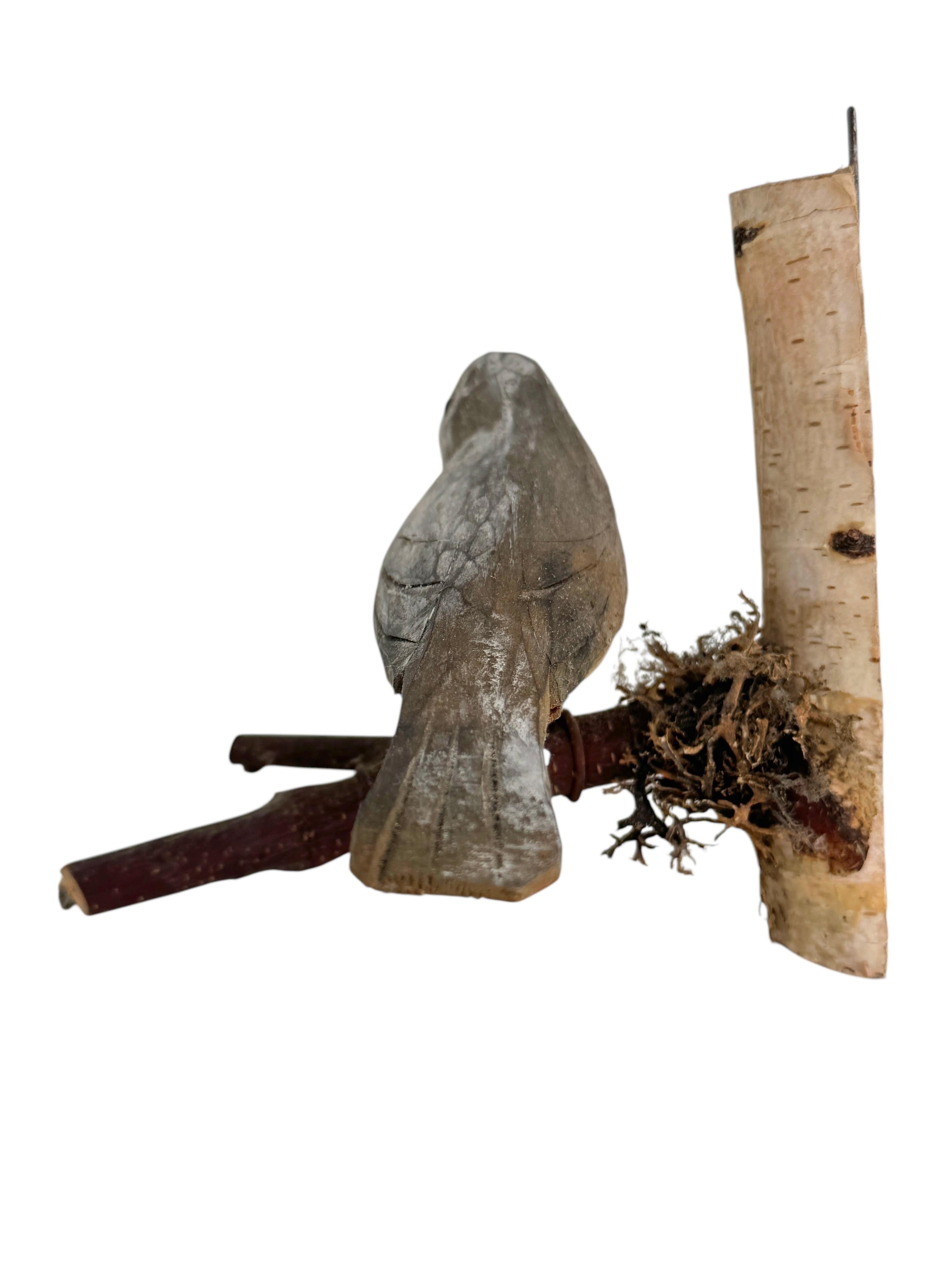 Sculpté à la main Sittelle à poitrine blanche Viechtauer Oiseau en bois sculpté Black Forest Autriche années 1920 en vente
