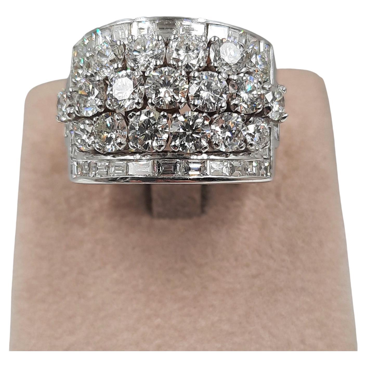 Exceptionnel diamant blanc taille brillant (3,6 carats), diamant blanc baguette (1,31 carats)  et bague à anneau en or blanc 18 carats (17,8 grammes).
Eventuellement en ensemble avec des boucles d'oreilles (voir photo).