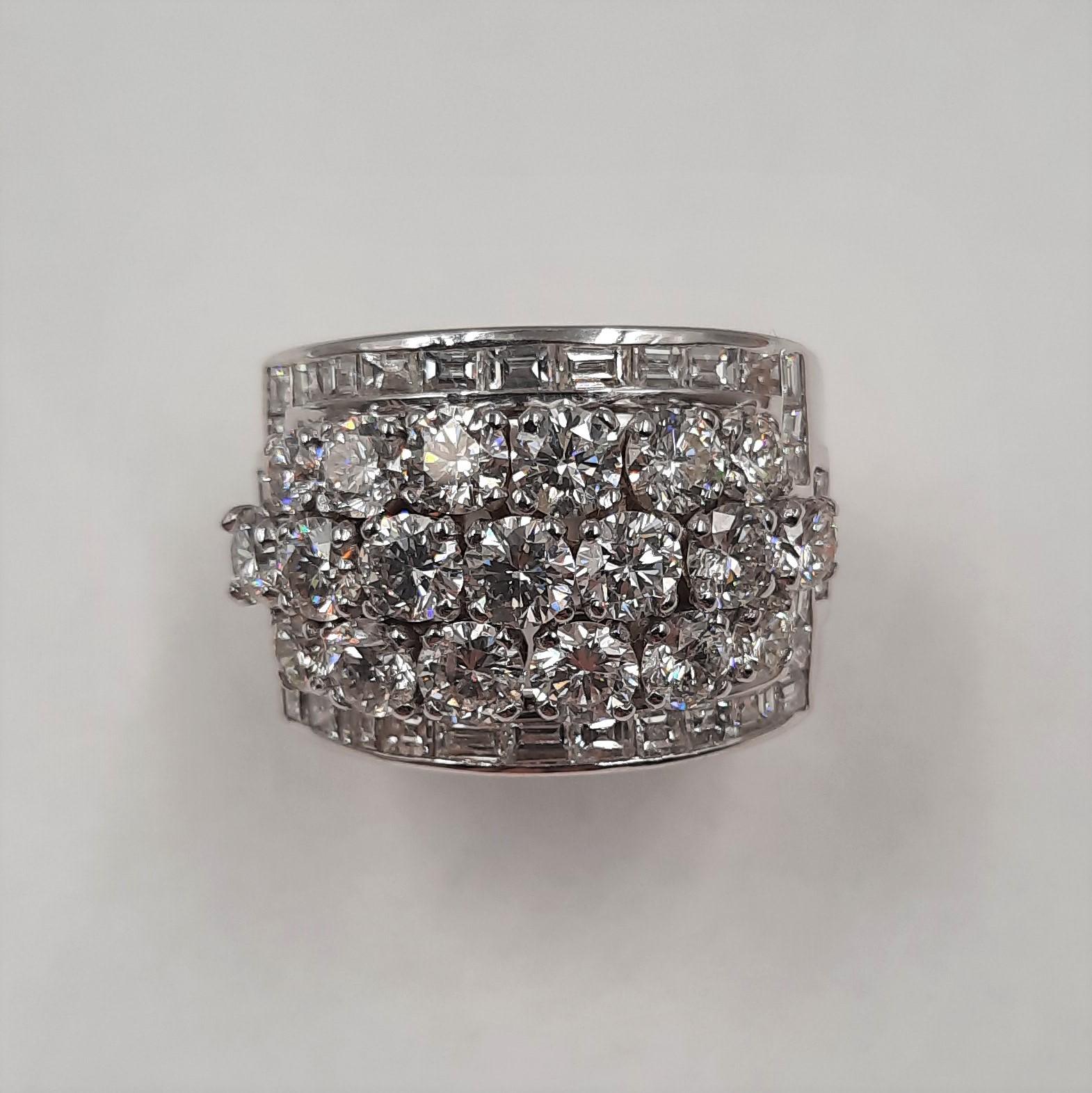 Contemporain Bague jonc en or blanc 18 carats avec diamants blancs taille brillant et diamants baguettes en vente