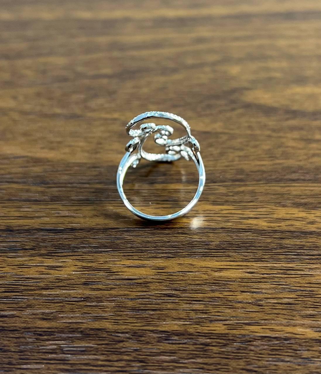 Anello con diamante bianco taglio Brilliante Wave Spiral Swirl in oro bianco 14K In condizioni Nuovo in vendita a Oakton, VA