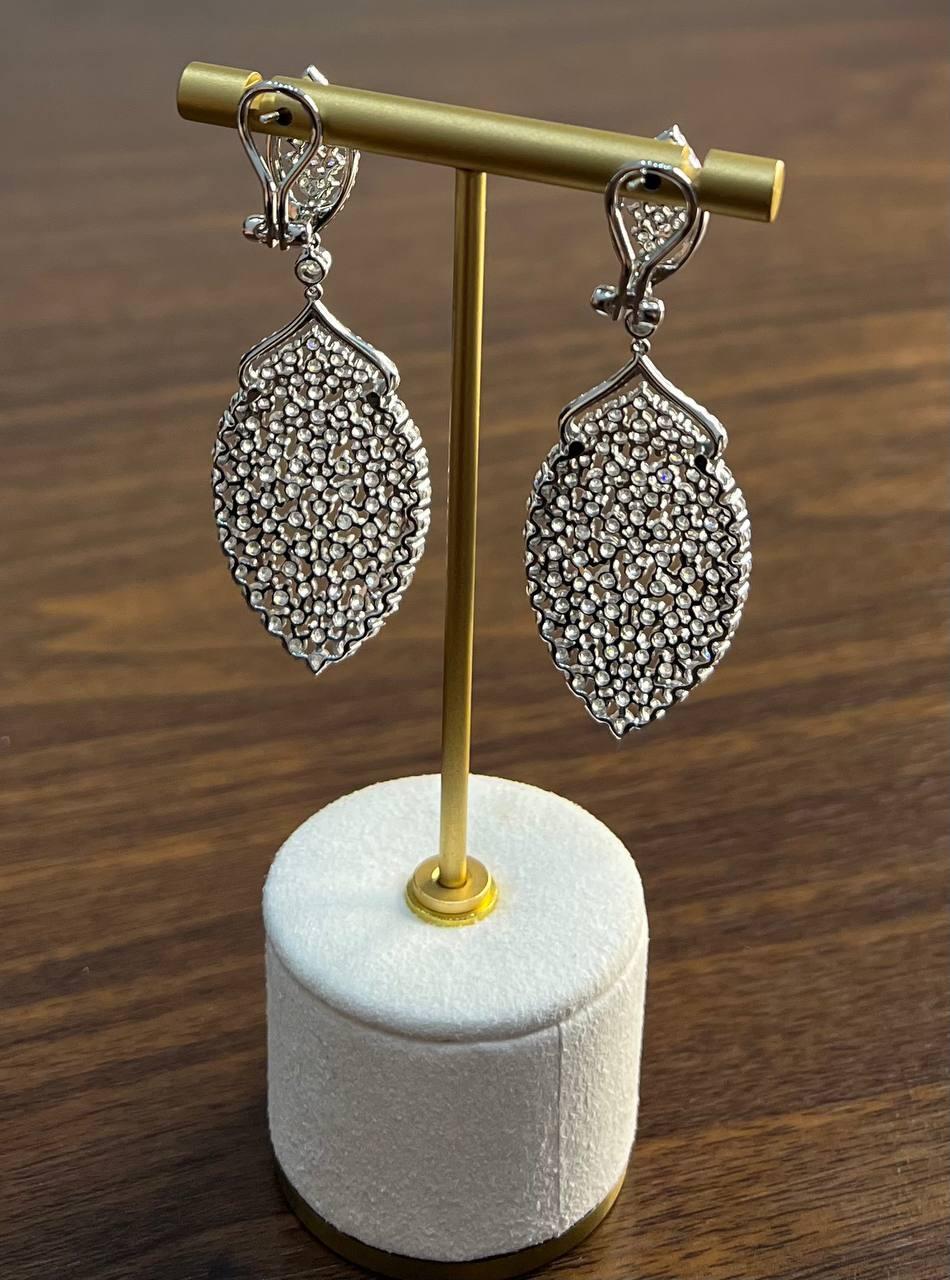Pendientes Únicos de Gota en Oro Blanco de 18 quilates con Diamantes Pavé de Corte Brillante Blanco en venta 4