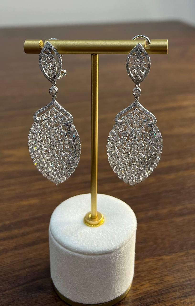 Intrincados y cautivadores, estos exquisitos pendientes en forma de gota presentan un diseño texturizado con un brillante acabado en oro blanco. El detallado dibujo crea un efecto visual sorprendente, añadiendo profundidad y elegancia a la pieza.