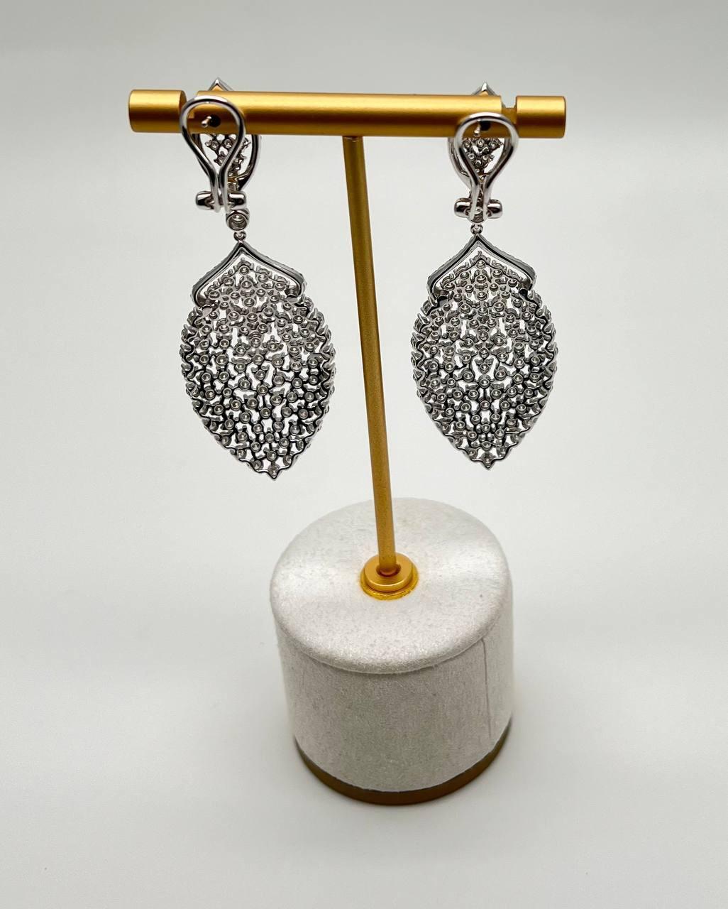 Pendientes Únicos de Gota en Oro Blanco de 18 quilates con Diamantes Pavé de Corte Brillante Blanco Moderno en venta