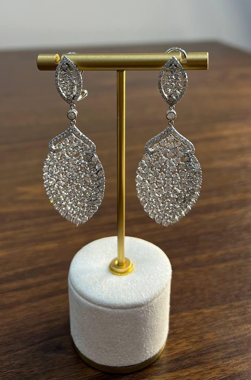 Pendientes Únicos de Gota en Oro Blanco de 18 quilates con Diamantes Pavé de Corte Brillante Blanco Corte brillante en venta