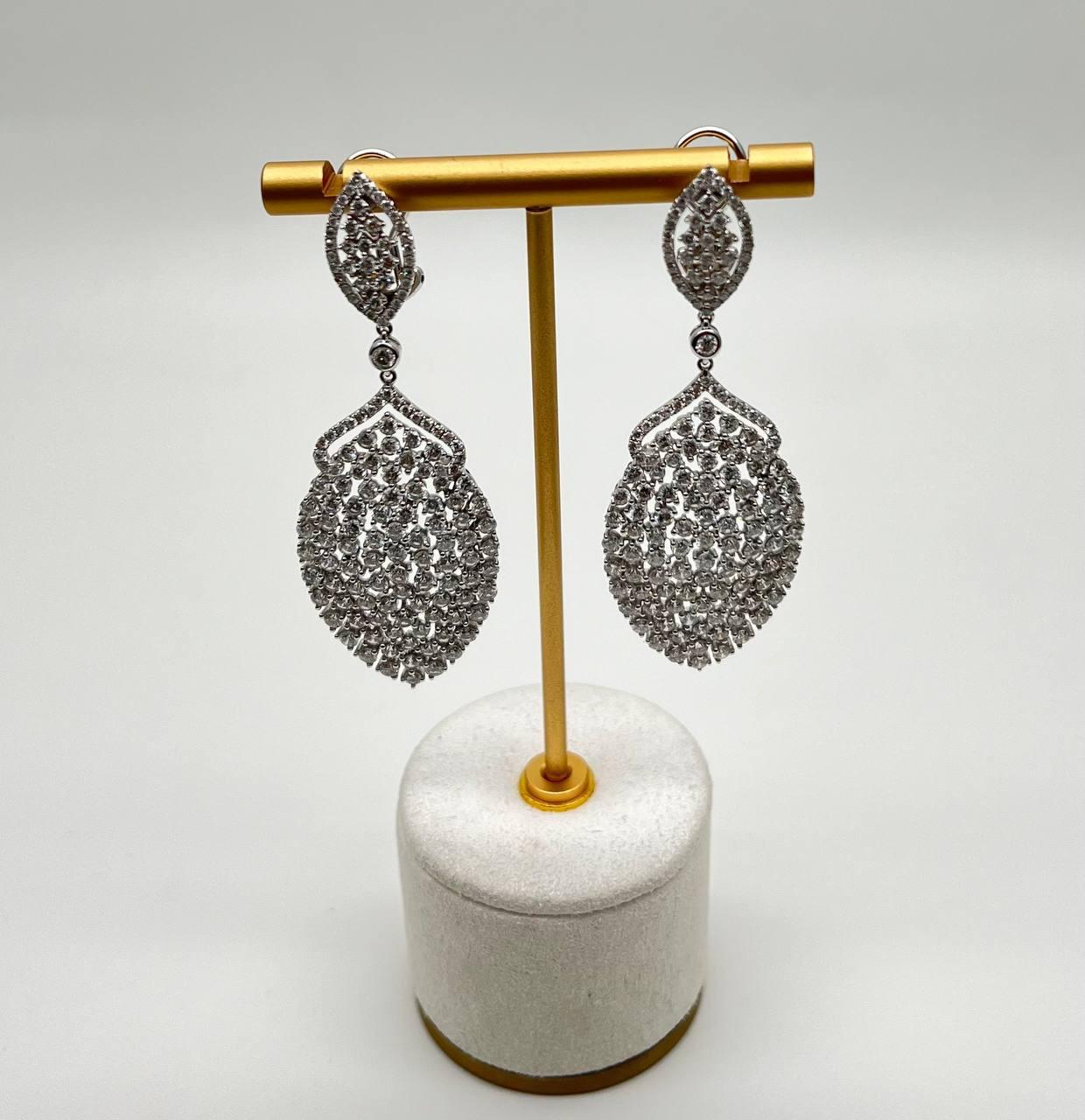 Pendientes Únicos de Gota en Oro Blanco de 18 quilates con Diamantes Pavé de Corte Brillante Blanco en Nuevo estado para la venta en Oakton, VA