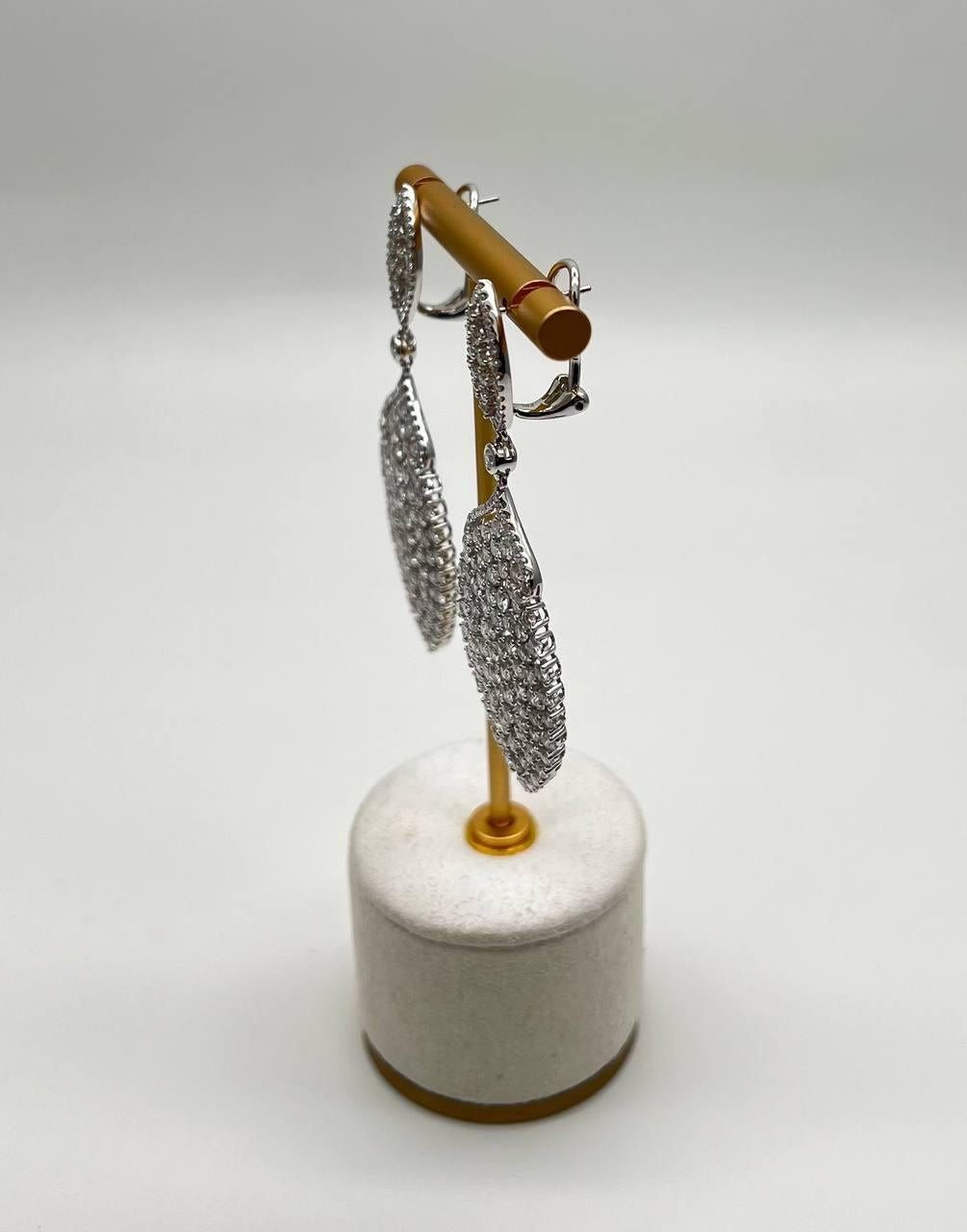 Pendientes Únicos de Gota en Oro Blanco de 18 quilates con Diamantes Pavé de Corte Brillante Blanco en venta 1
