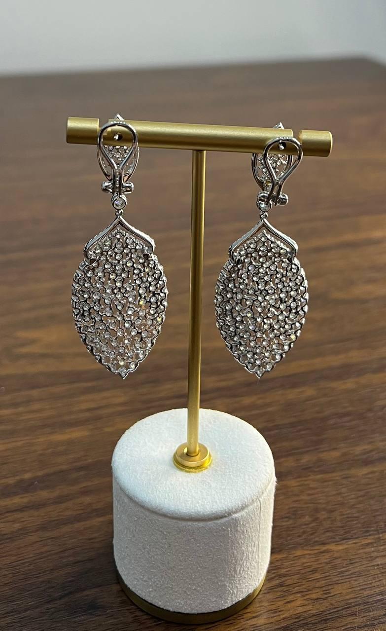 Pendientes Únicos de Gota en Oro Blanco de 18 quilates con Diamantes Pavé de Corte Brillante Blanco en venta 2