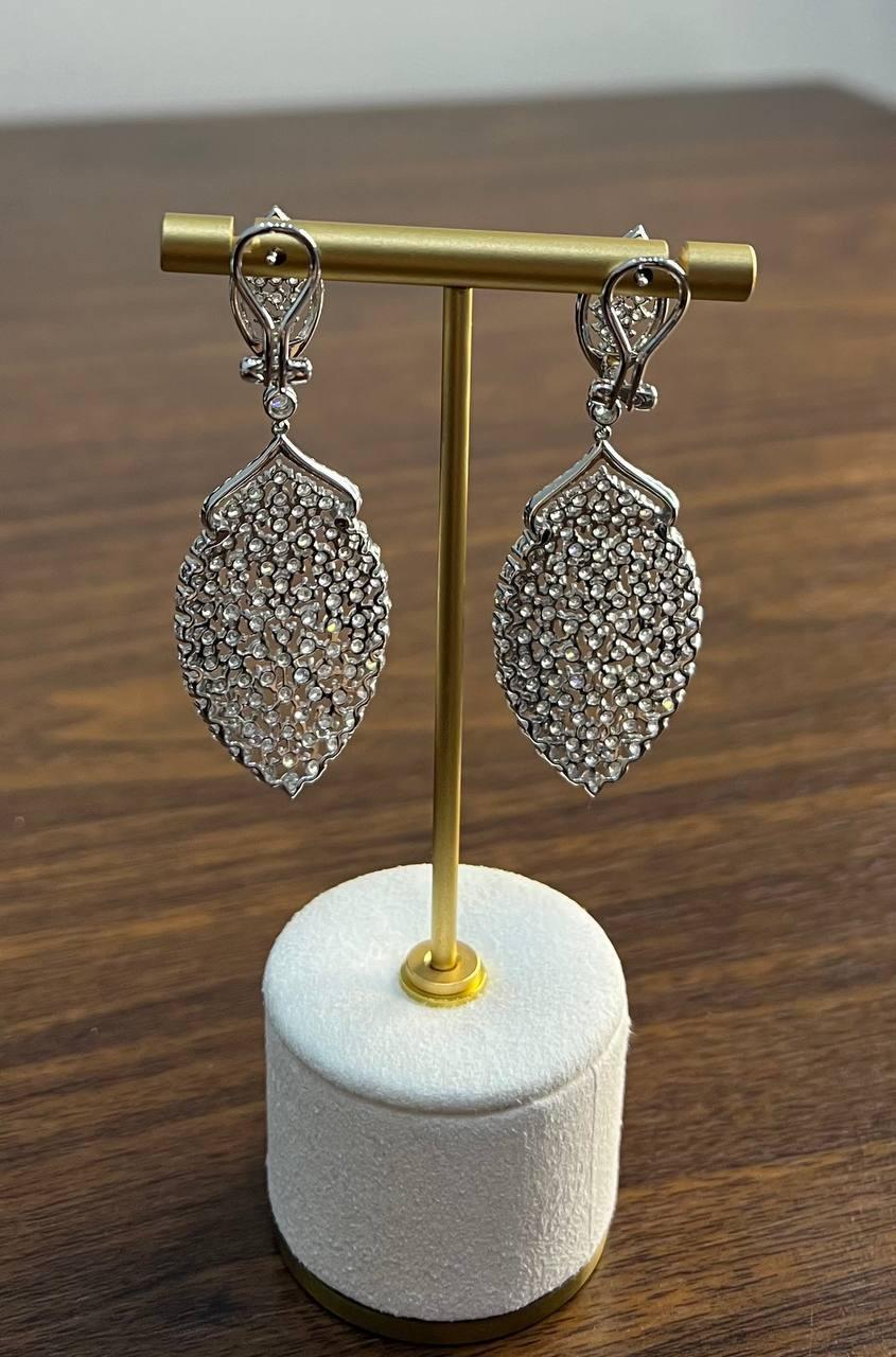 Pendientes Únicos de Gota en Oro Blanco de 18 quilates con Diamantes Pavé de Corte Brillante Blanco en venta 3