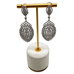 Pendientes Únicos de Gota en Oro Blanco de 18 quilates con Diamantes Pavé de Corte Brillante Blanco