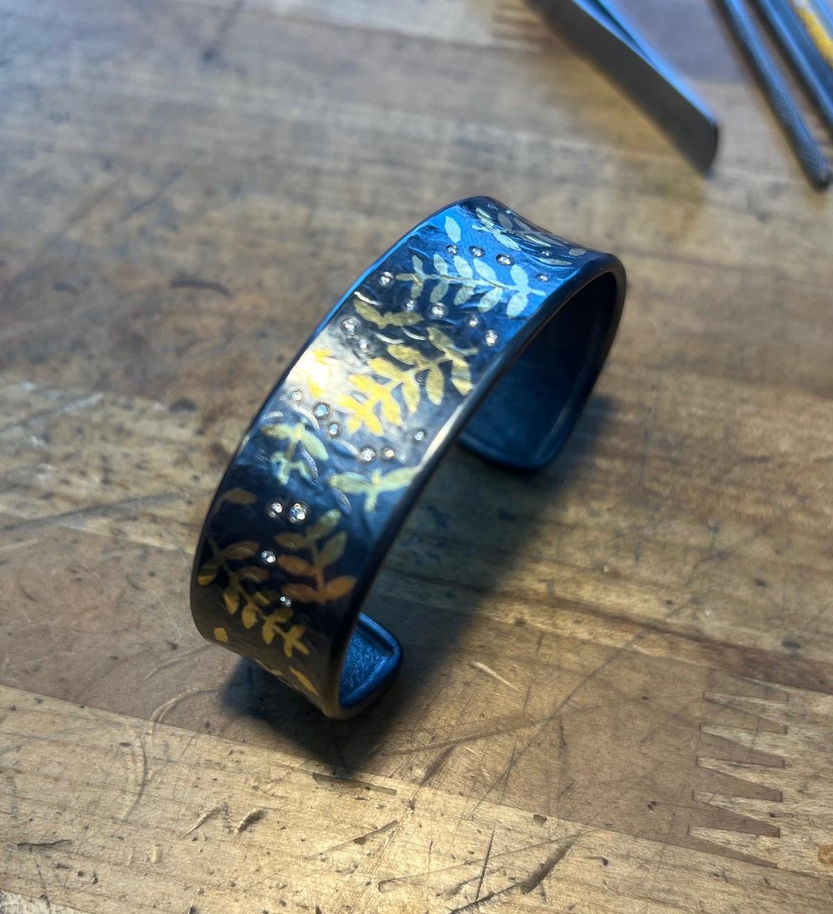 Taglio brillante Brilliante bianco con diamanti sparsi in oro 24K Keum-boo Bracciale a forma di foglia di felce in vendita