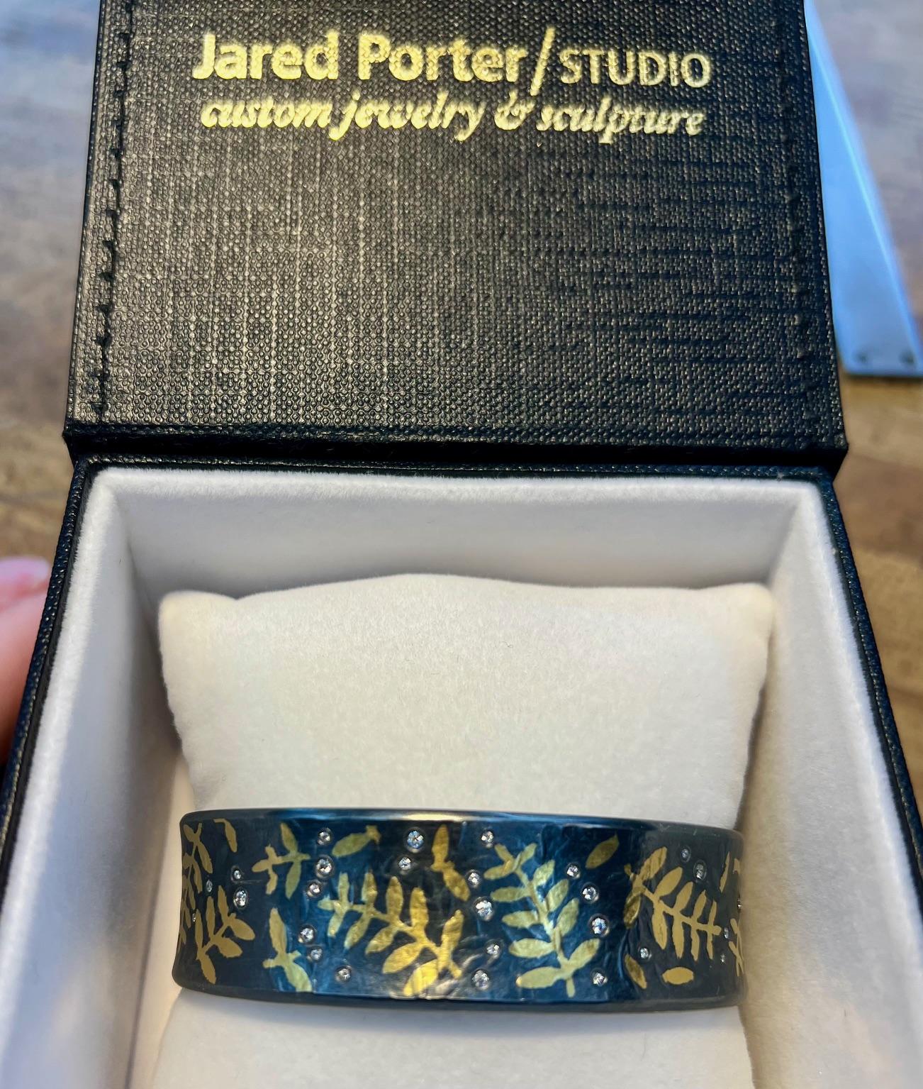 Brilliante bianco con diamanti sparsi in oro 24K Keum-boo Bracciale a forma di foglia di felce In condizioni Nuovo in vendita a Boulder, CO