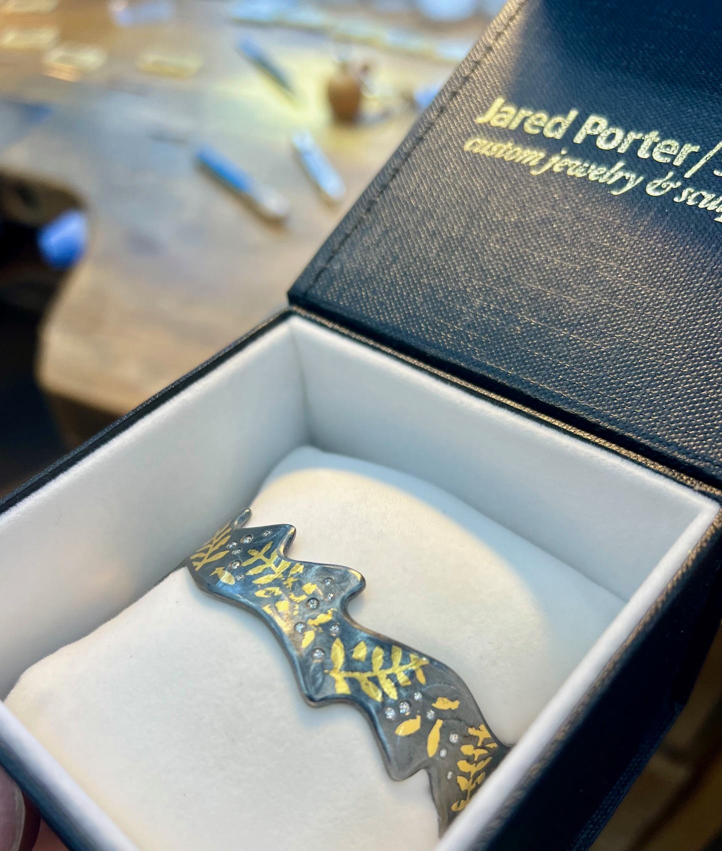 Bracciale a foglia frastagliata con diamanti bianchi e brillanti sparsi in oro 24K Keum-boo In condizioni Nuovo in vendita a Boulder, CO
