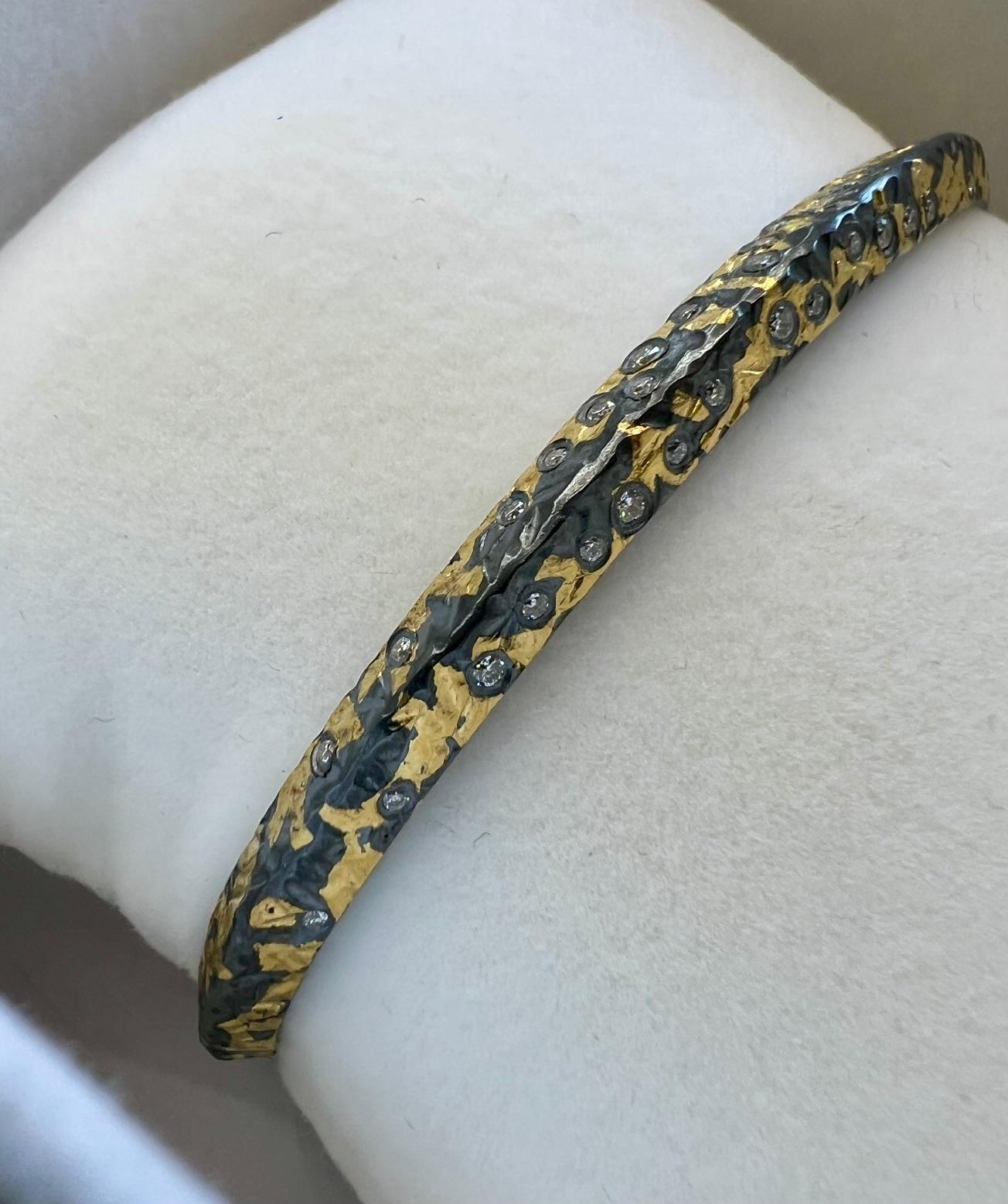Bracelet manchette en or 24K Keum-boo et diamants blancs taillés en brillant.

Pièce unique forgée à la main par Jared Porter Studio dans le Colorado.

Argent sterling avec une finition patinée (oxydée).

Texture martelée.

Note : Unique en son