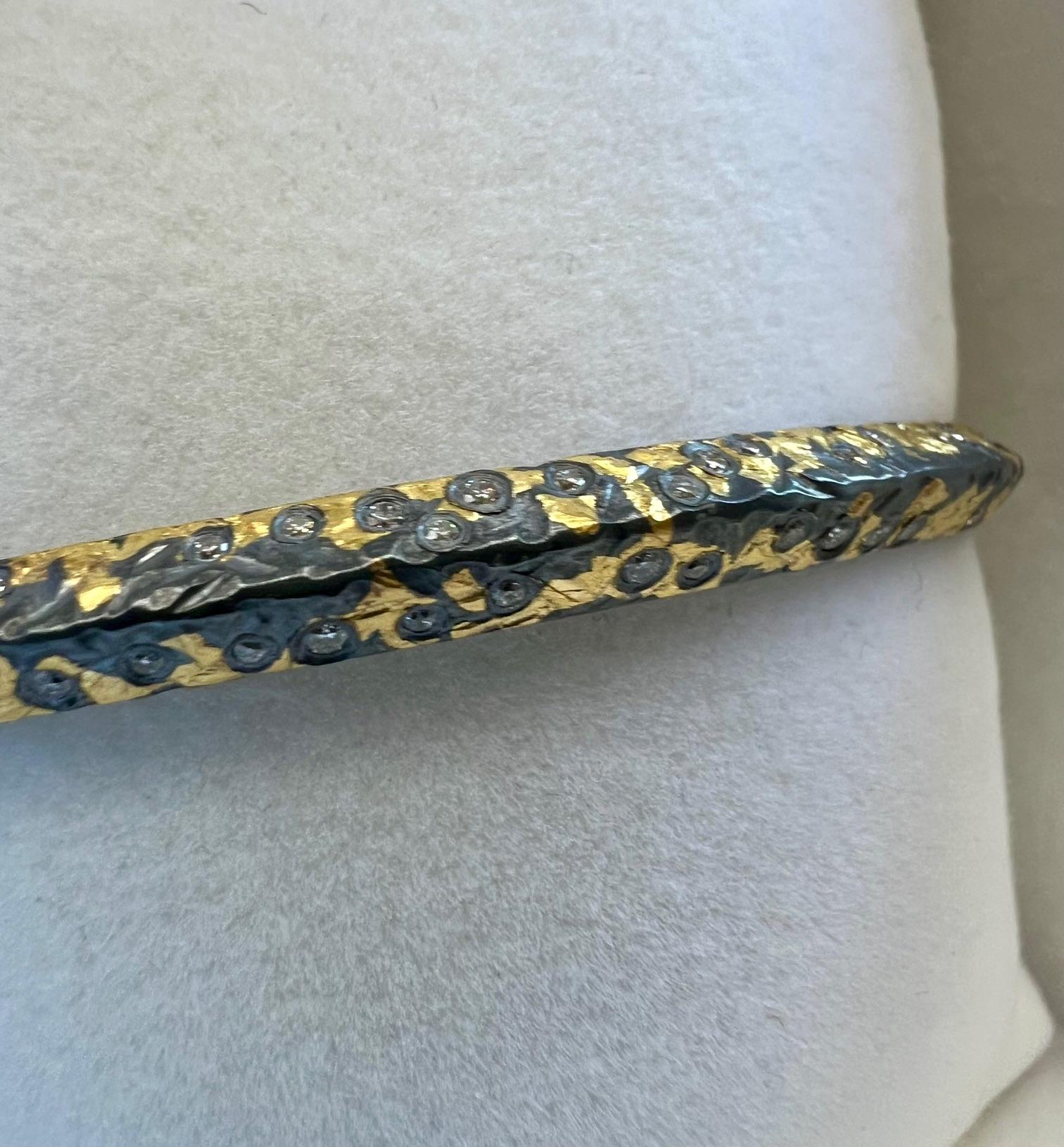 Artisan Manchette fine éparpillée en feuilles d'or Keum-boo 24 carats avec diamants blancs brillants en vente