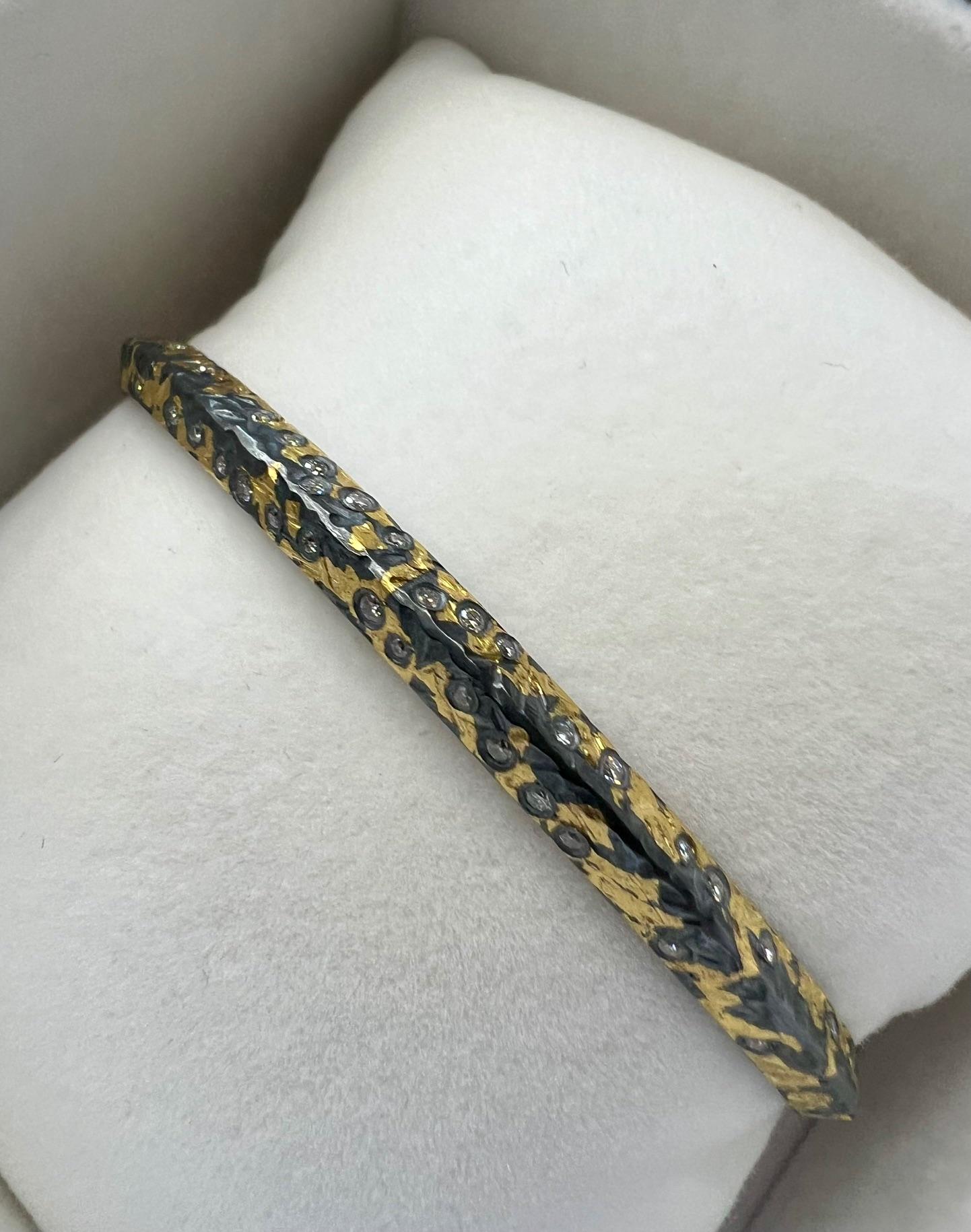Manchette fine éparpillée en feuilles d'or Keum-boo 24 carats avec diamants blancs brillants Neuf - En vente à Boulder, CO