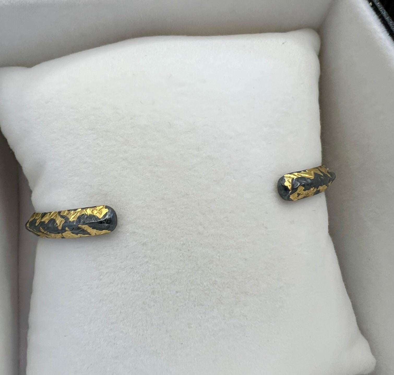 Manchette fine éparpillée en feuilles d'or Keum-boo 24 carats avec diamants blancs brillants en vente 1