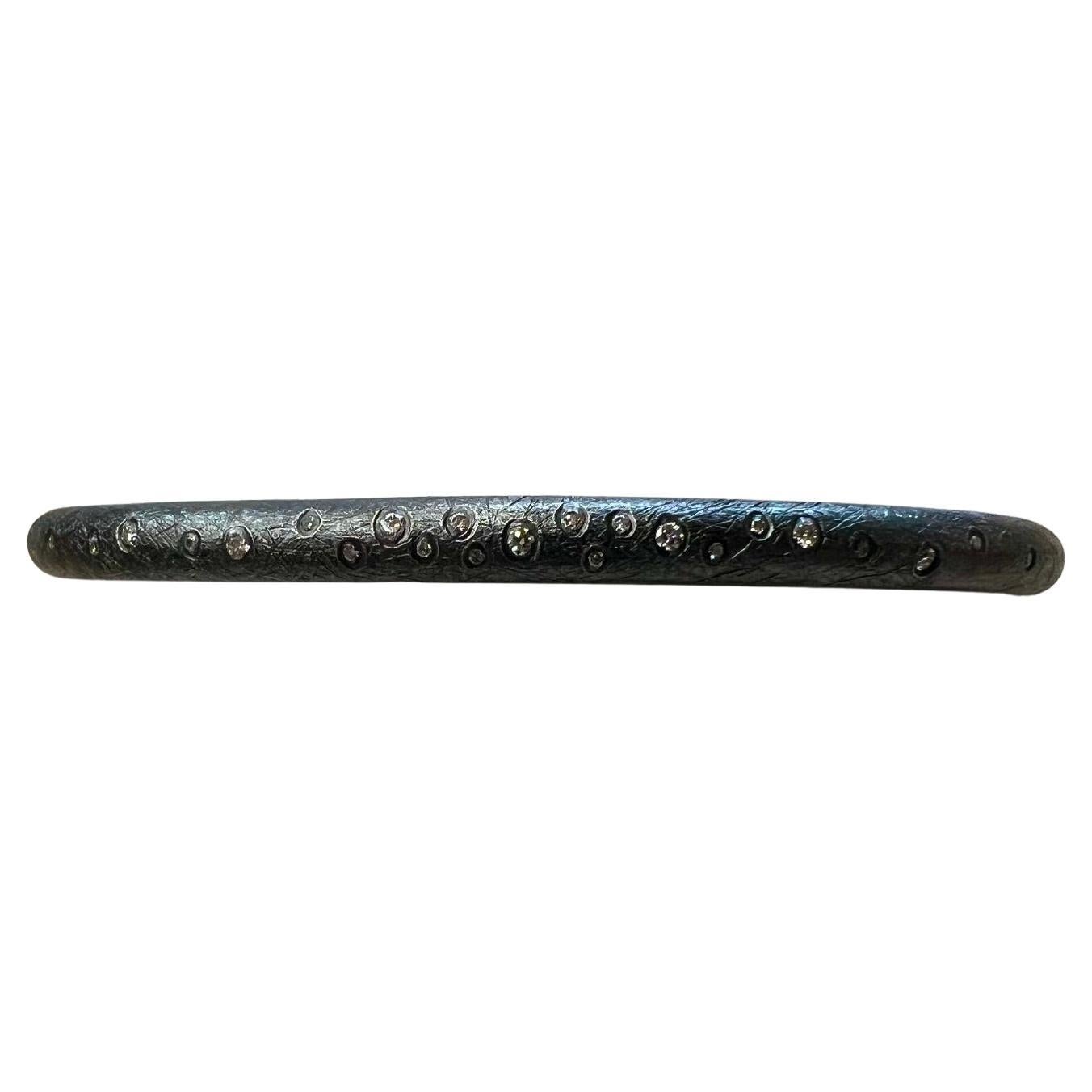 Bracciale a bracciale con diamanti a taglio brillante Whiting.

Un pezzo unico forgiato a mano dallo Studio A di Jared Porter in Colorado.

Argento Sterling con finitura Patina (ossidata).

Diamanti bianchi taglio brillante incastonati a filo

Ogni