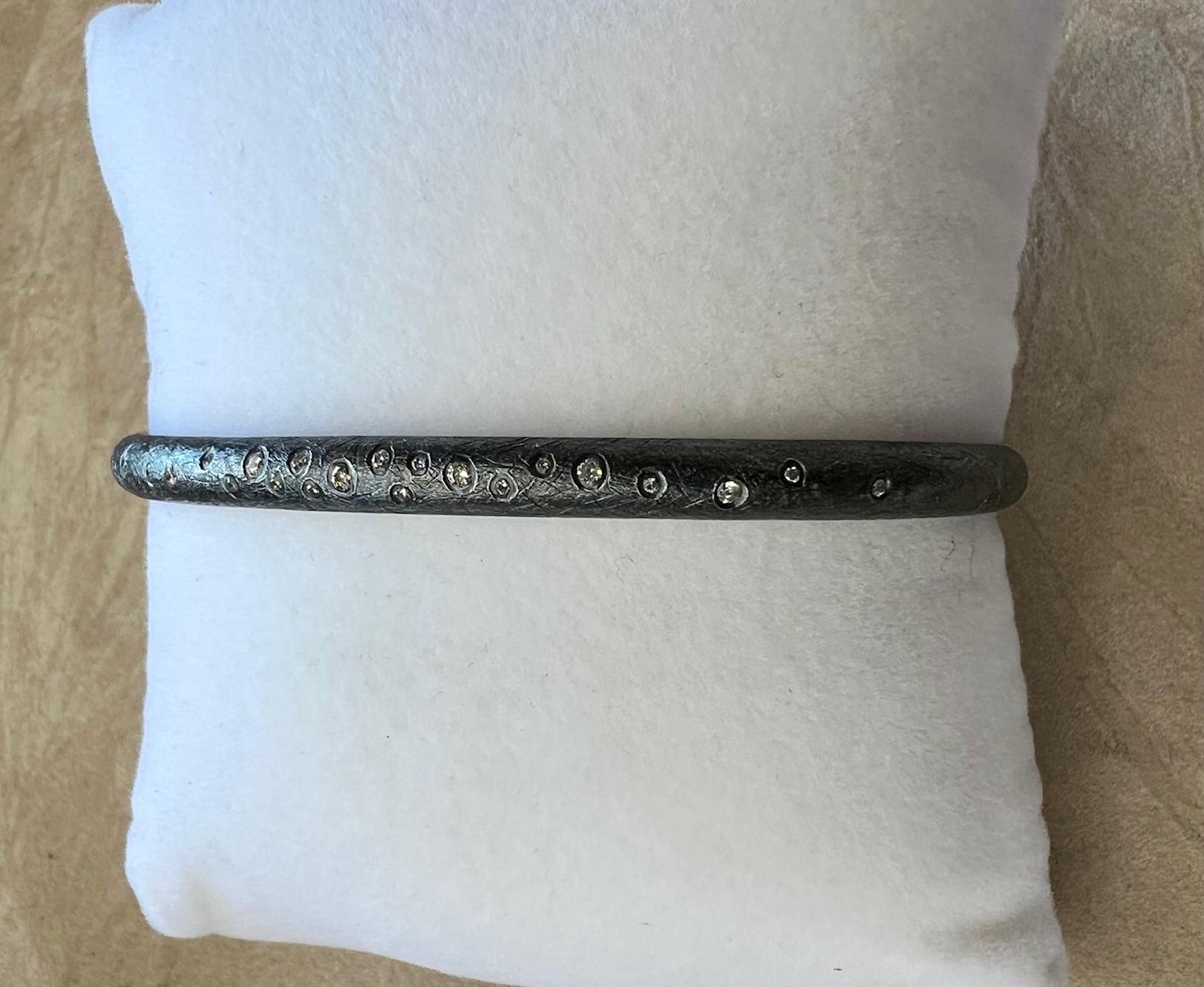 Taglio brillante Bracciale sottile con diamanti Whiting e nevicate sparse in vendita