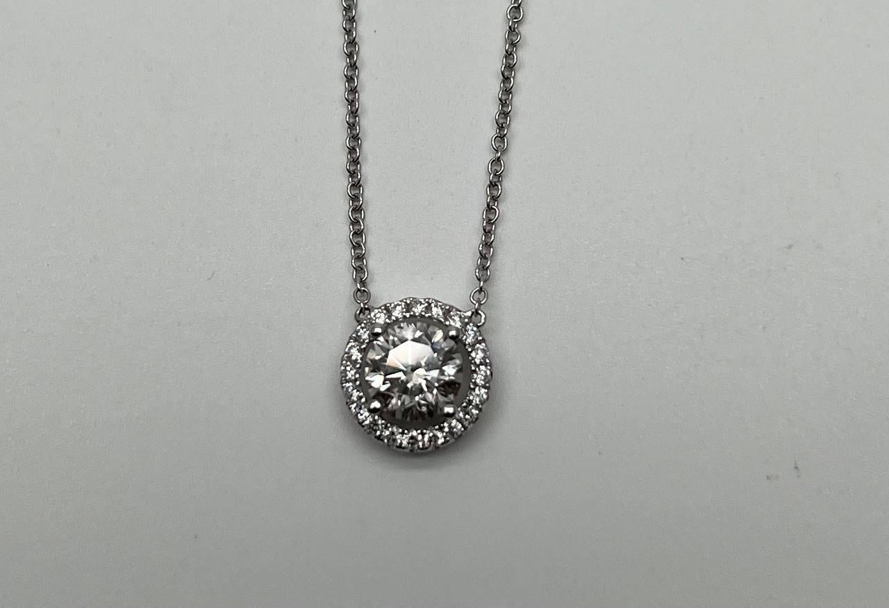 Taille brillant Collier pendentif solitaire en or blanc 18 carats serti d'un halo de diamants ronds brillants blancs en vente