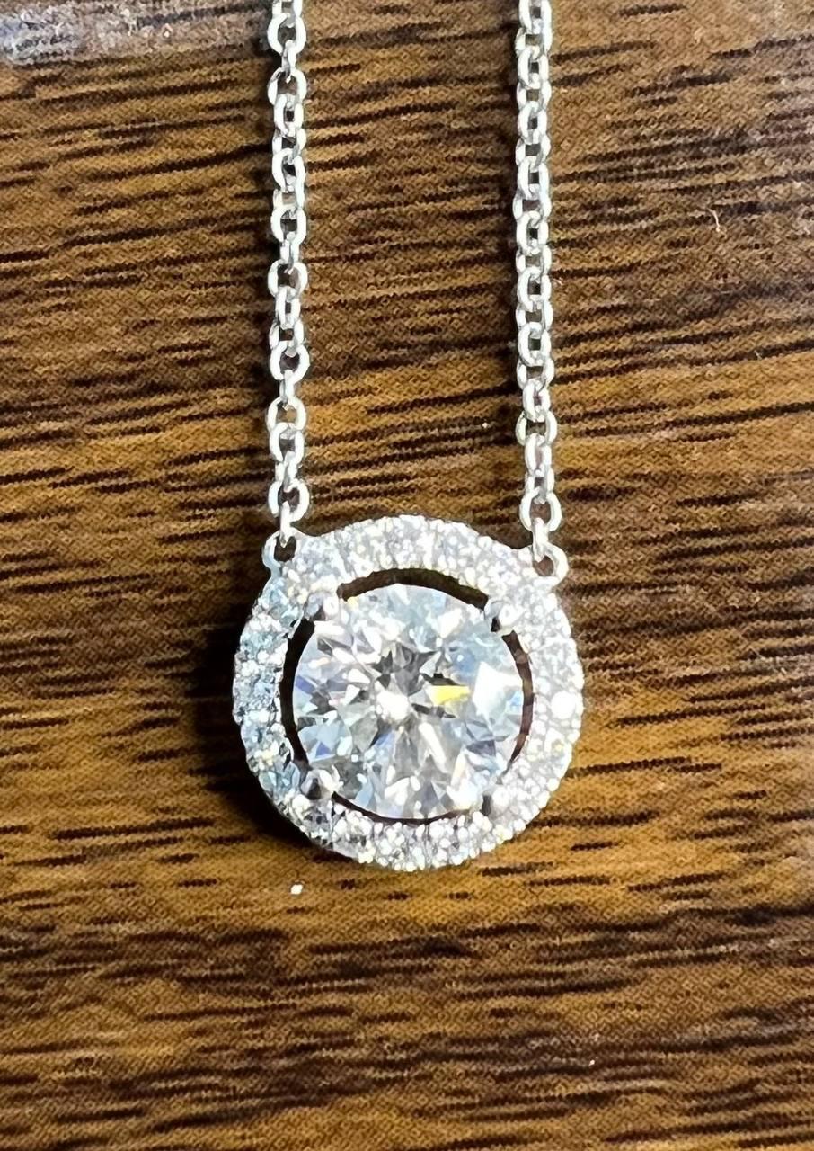 Collier pendentif solitaire en or blanc 18 carats serti d'un halo de diamants ronds brillants blancs Neuf - En vente à Oakton, VA