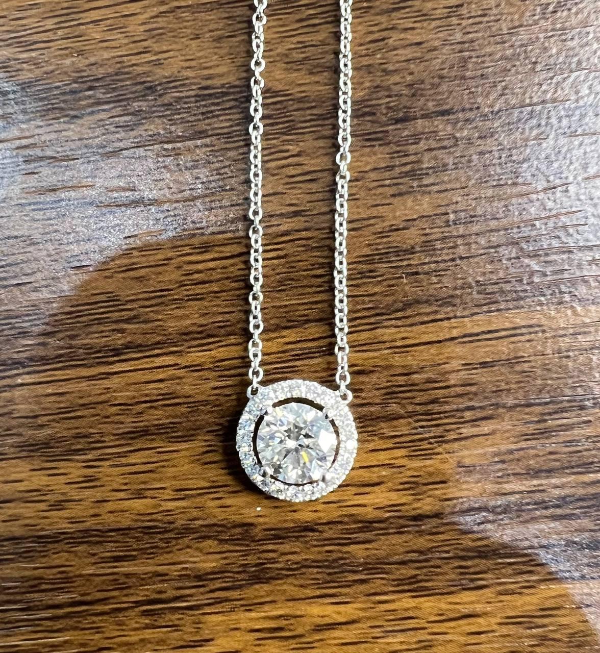 Collier pendentif solitaire en or blanc 18 carats serti d'un halo de diamants ronds brillants blancs Pour femmes en vente