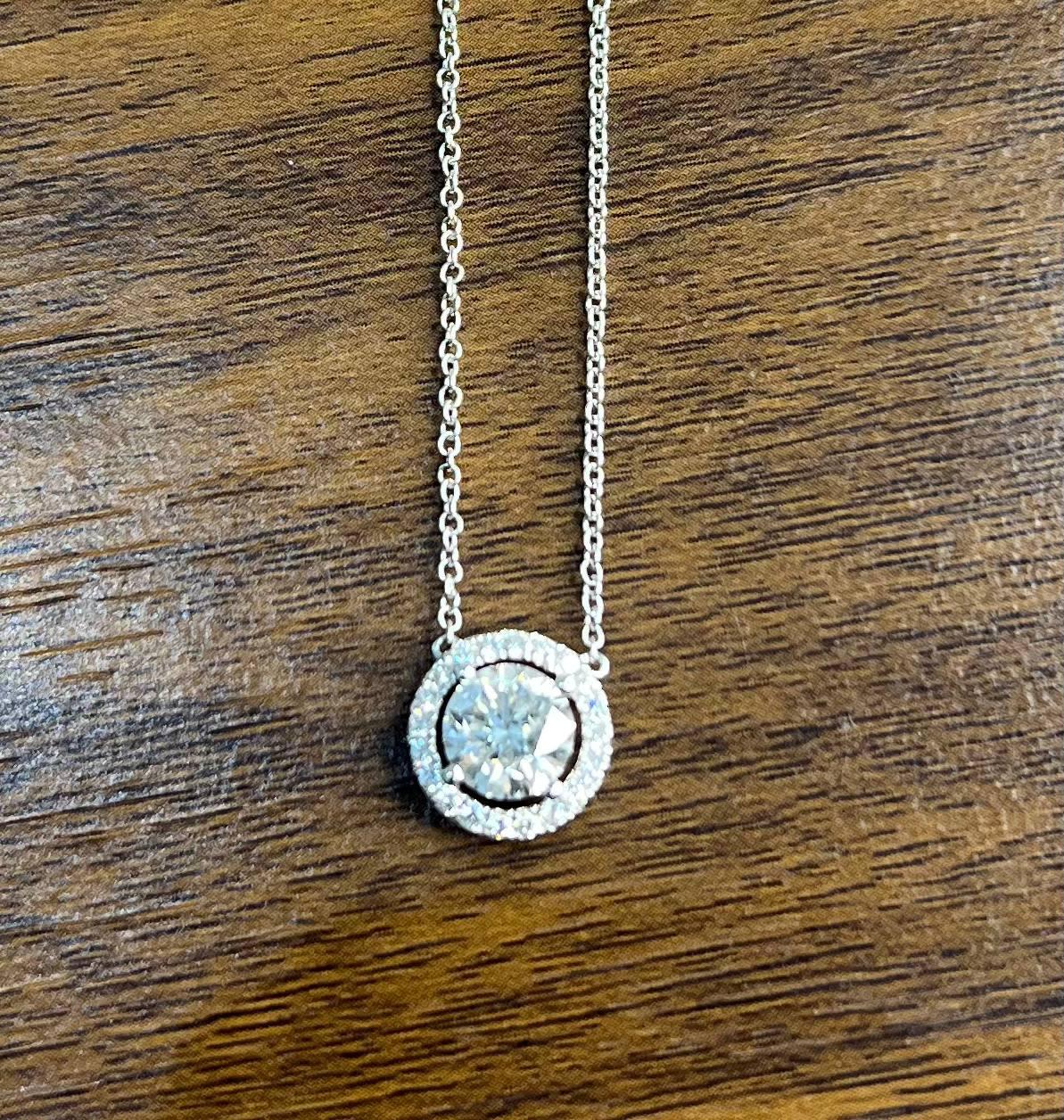 Collier pendentif solitaire en or blanc 18 carats serti d'un halo de diamants ronds brillants blancs en vente 1