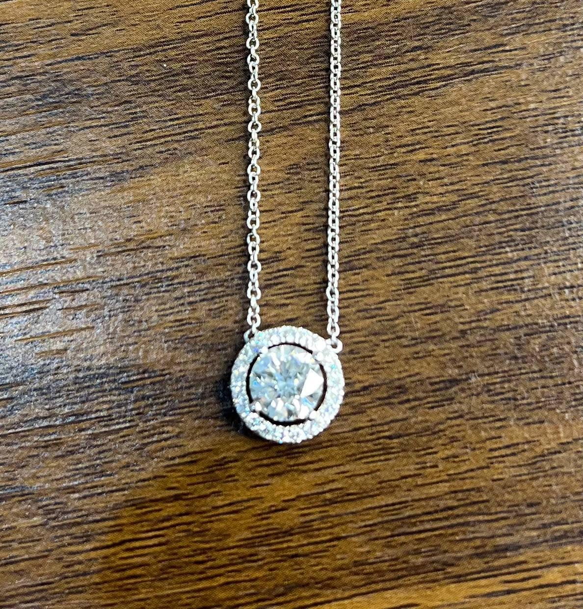 Collier pendentif solitaire en or blanc 18 carats serti d'un halo de diamants ronds brillants blancs en vente 2