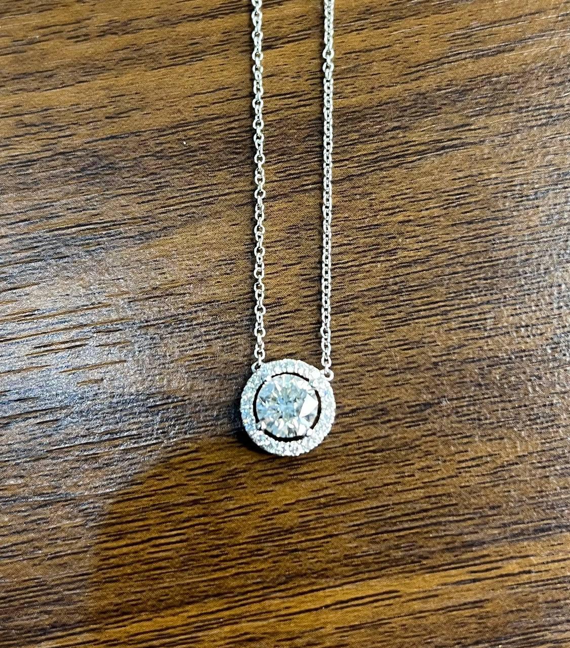 Collier pendentif solitaire en or blanc 18 carats serti d'un halo de diamants ronds brillants blancs en vente 3