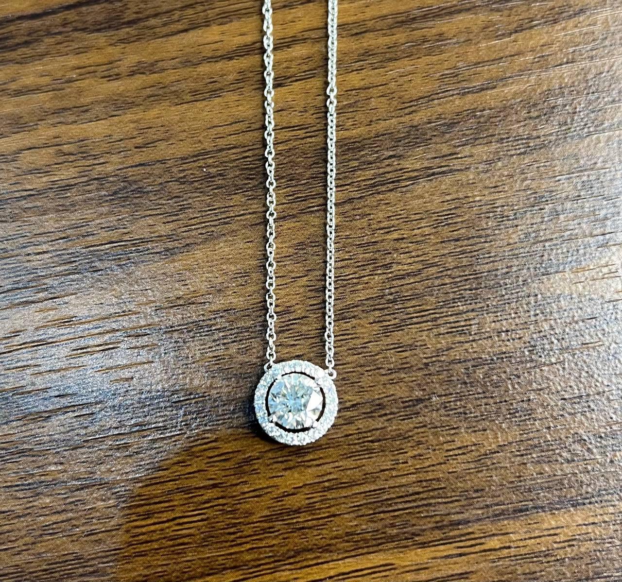Collier pendentif solitaire en or blanc 18 carats serti d'un halo de diamants ronds brillants blancs en vente 4