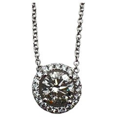Collier pendentif solitaire en or blanc 18 carats serti d'un halo de diamants ronds brillants blancs