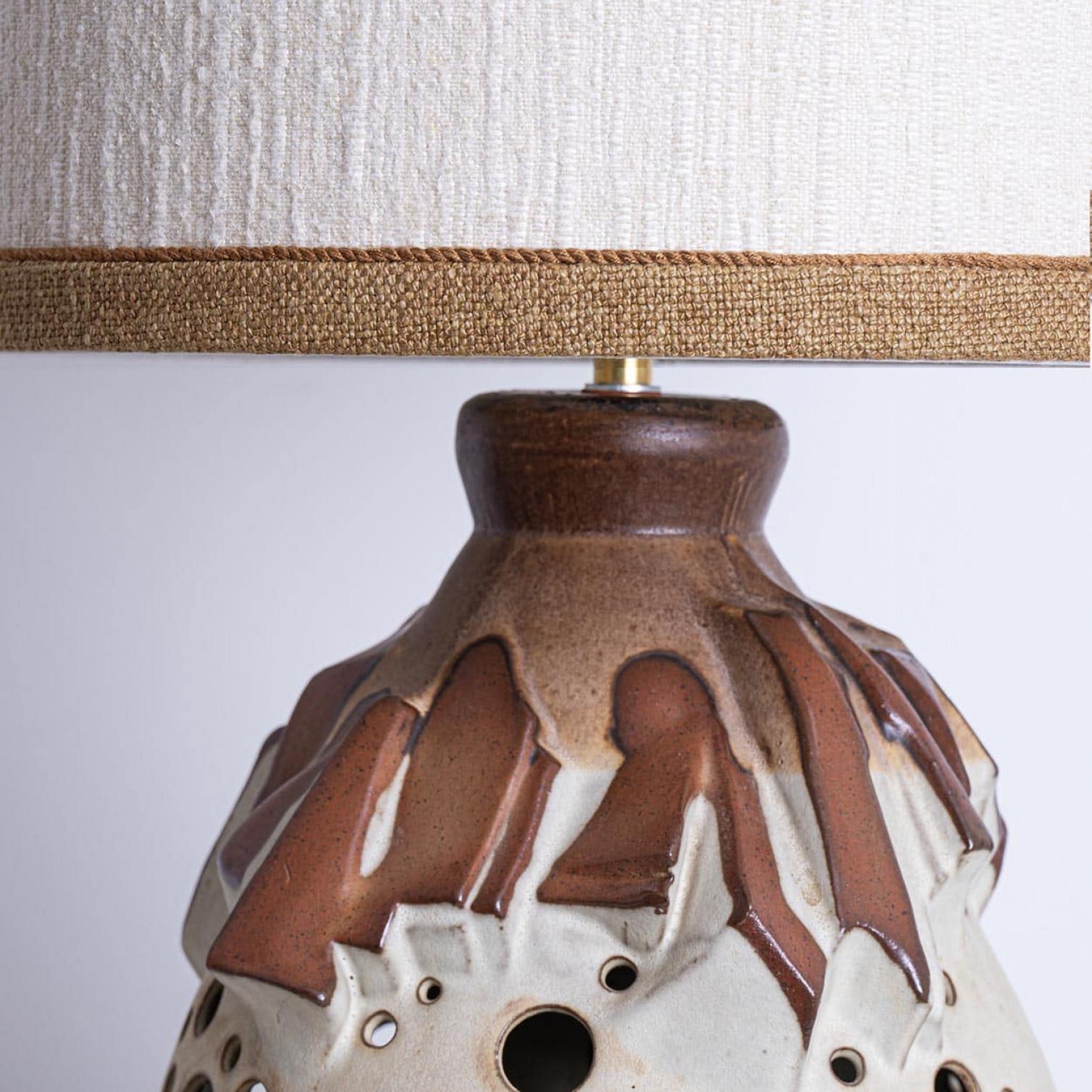 Mid-Century Modern Lampadaire en céramique Brique blanche, abat-jour en soie neutre par R. Houben en vente