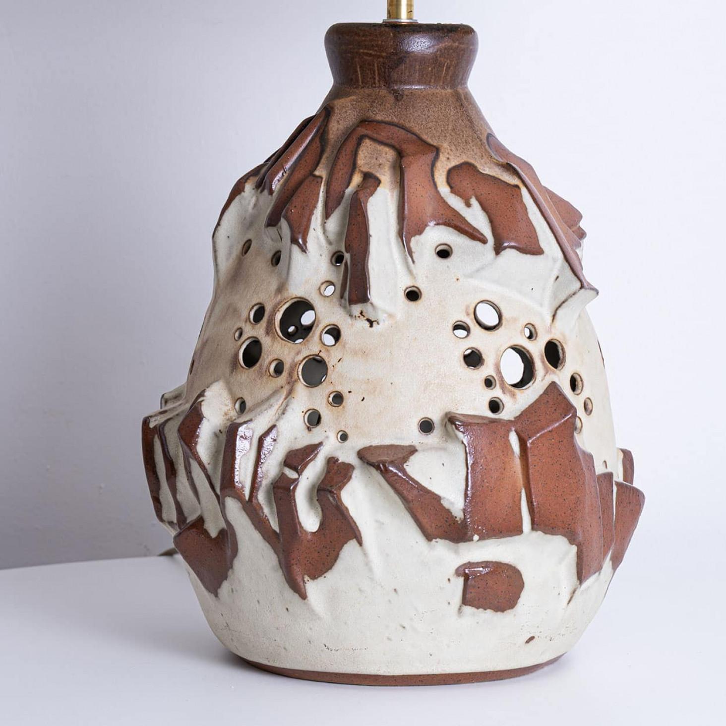 Danois Lampadaire en céramique Brique blanche, abat-jour en soie neutre par R. Houben en vente