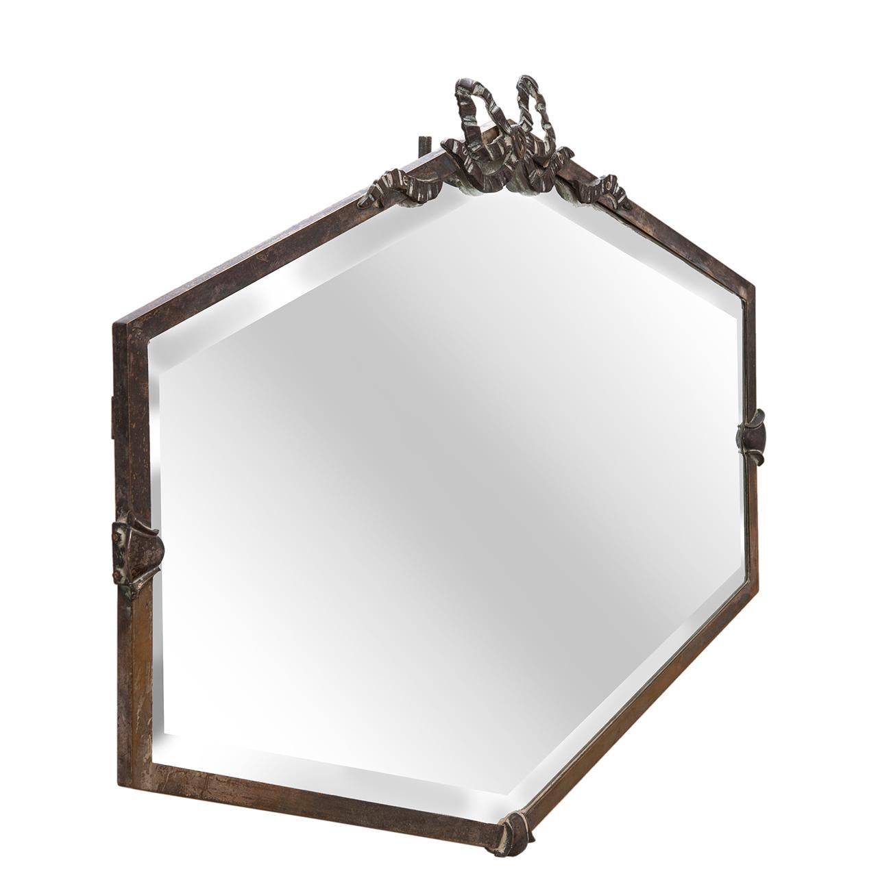 Superbe exemple de miroir encadré de la fin de la déco avec des détails artisanaux sur les panneaux inférieurs et latéraux. Le haut est orné d'un ruban et d'un nœud.
Le miroir biseauté est d'origine.