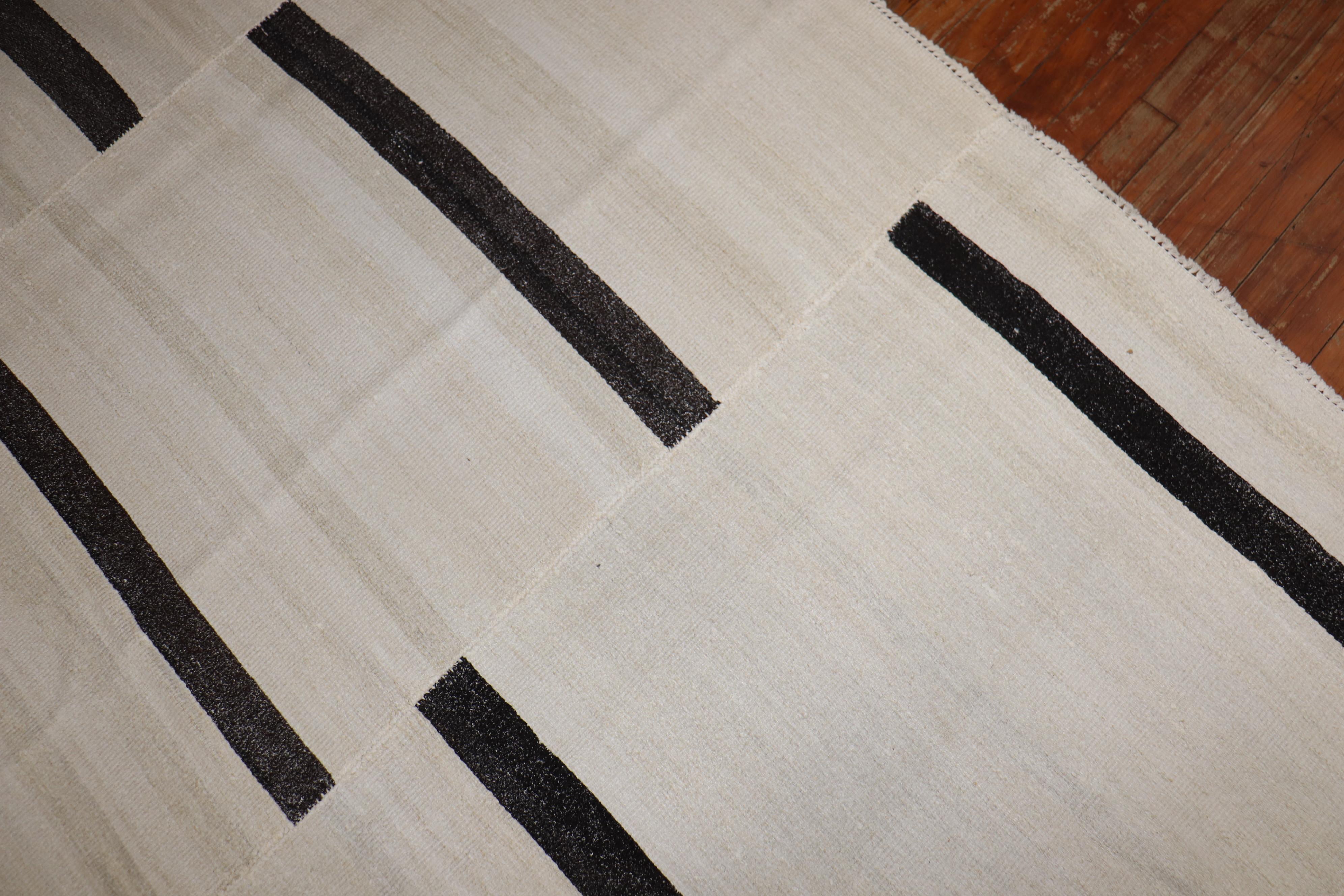 White Brown Room Size Turkish Kilim In Good Condition For Sale In New York, NY
