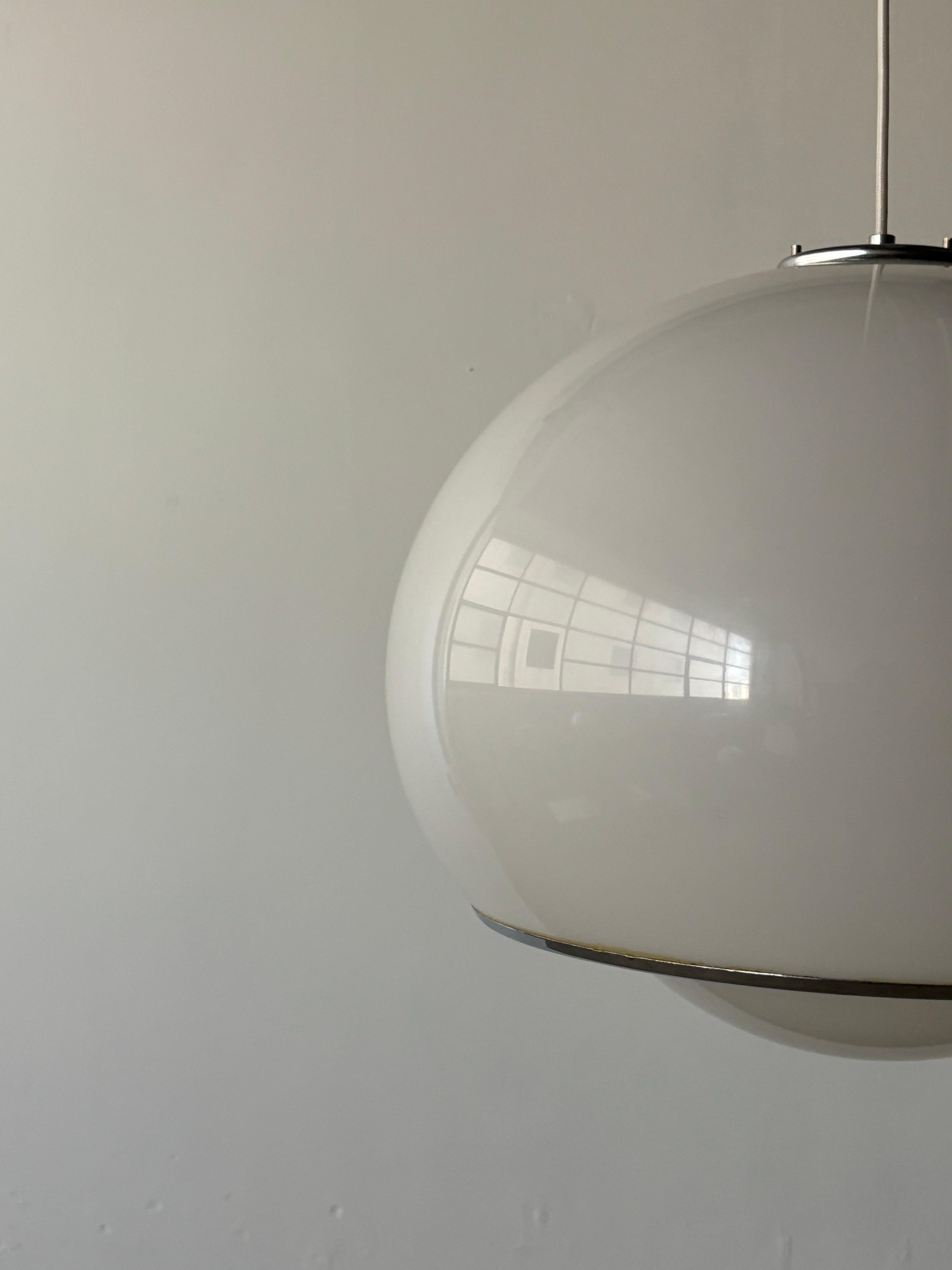 Lámpara colgante BUD blanca diseñada por Harvey Guzzini para Meblo, años 70 en Bueno estado para la venta en Tel Aviv-Yafo, Tel Aviv District