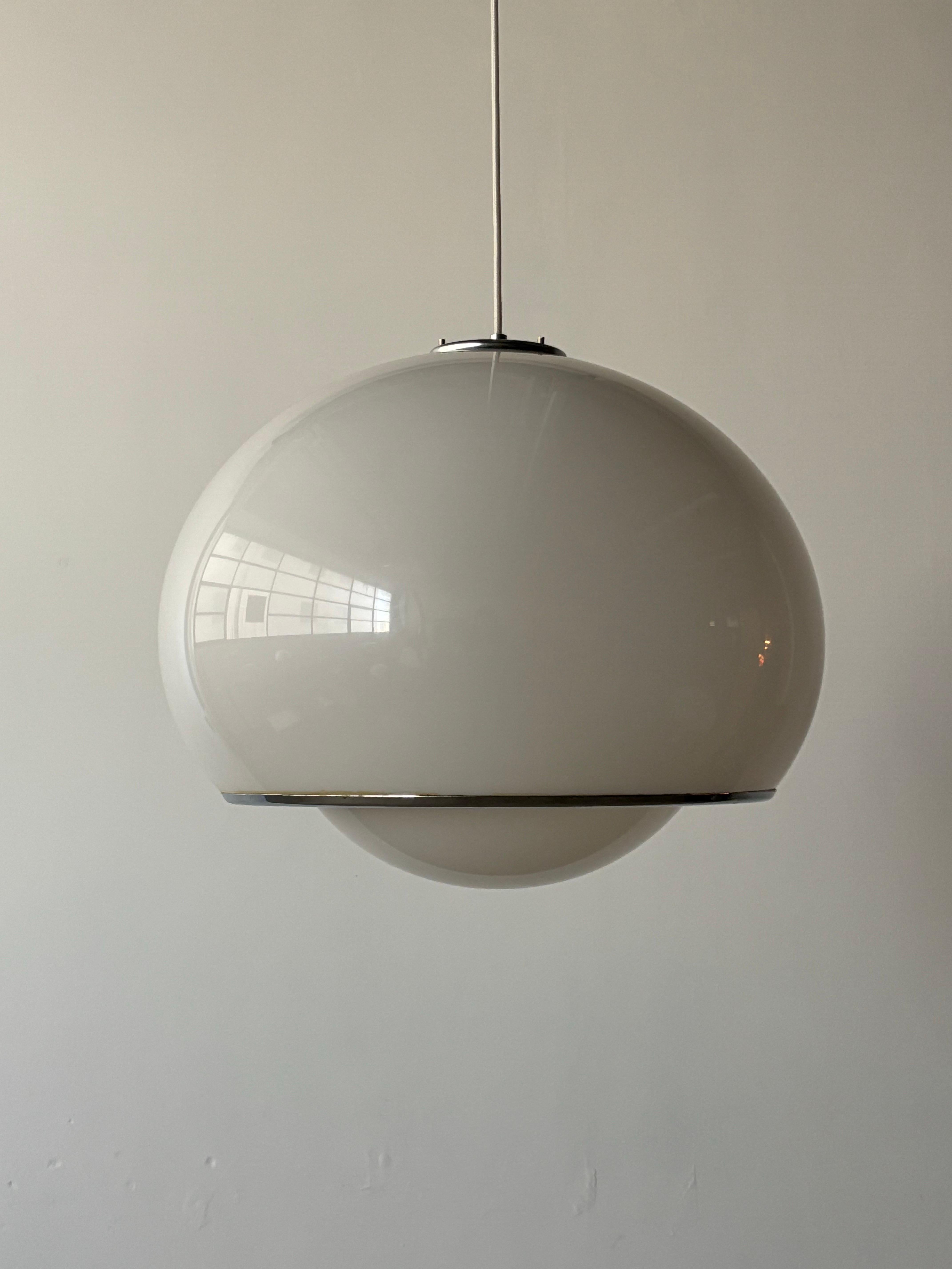 Lámpara colgante BUD blanca diseñada por Harvey Guzzini para Meblo, años 70 en venta 3