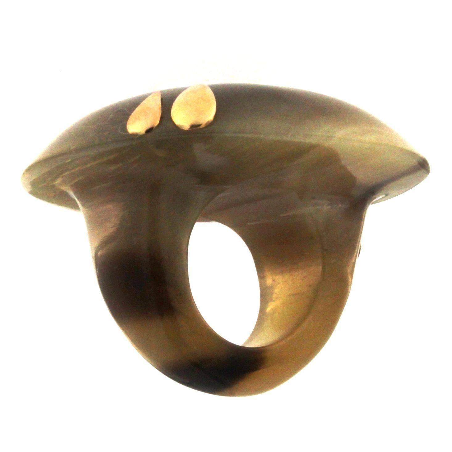 White Bufalo horn ring in 18 kt yellow gold mat

the total weight of the gold is 1.00

us size 6 3/4
STAMP: 10 MI ITALY 750


