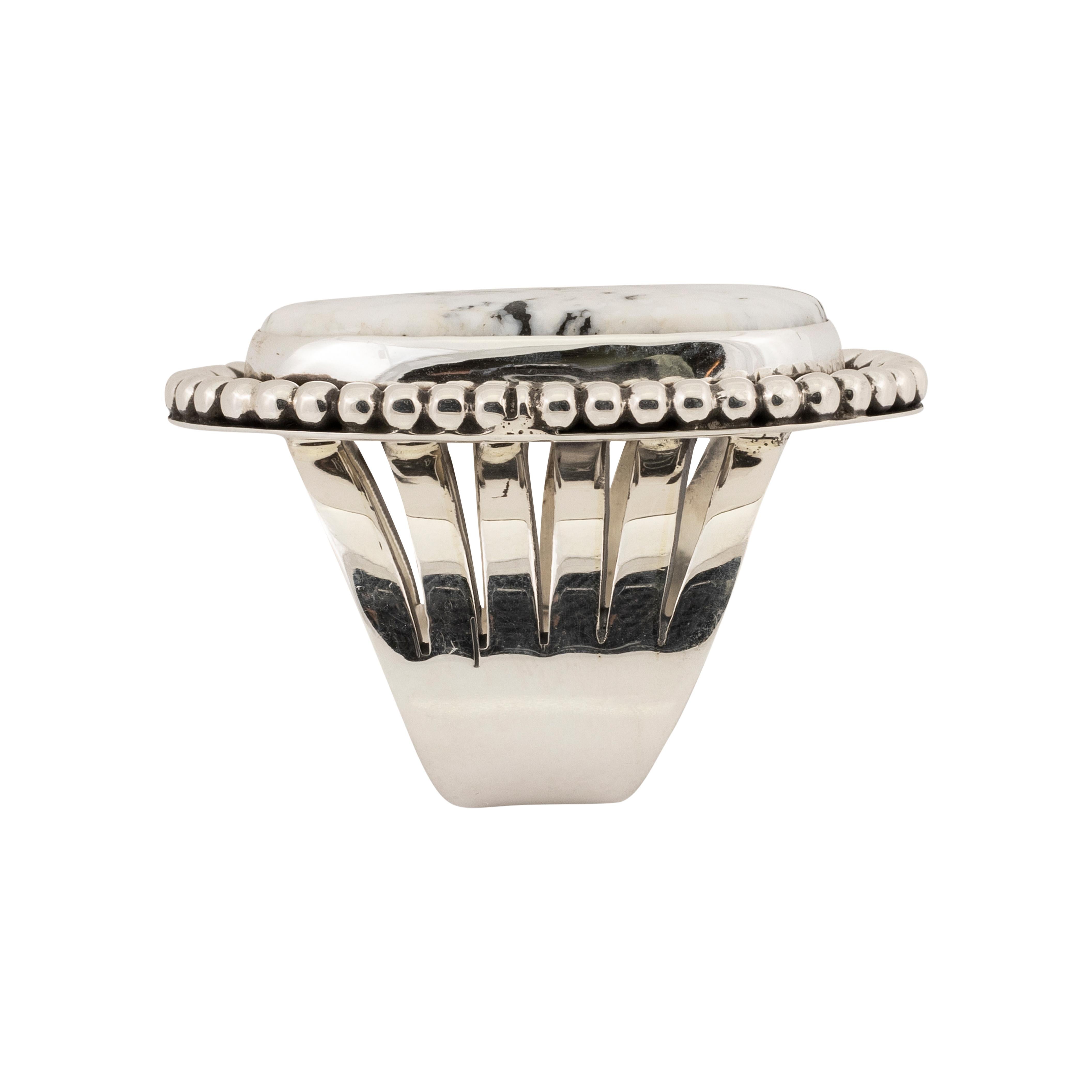 Navajo-Ring aus weißem Büffeltürkis und Sterlingsilber. Großer Qualitätsstein in Schattenbox und geflochtener Seilumrandung mit Perlenmuster. Herstellermarke 