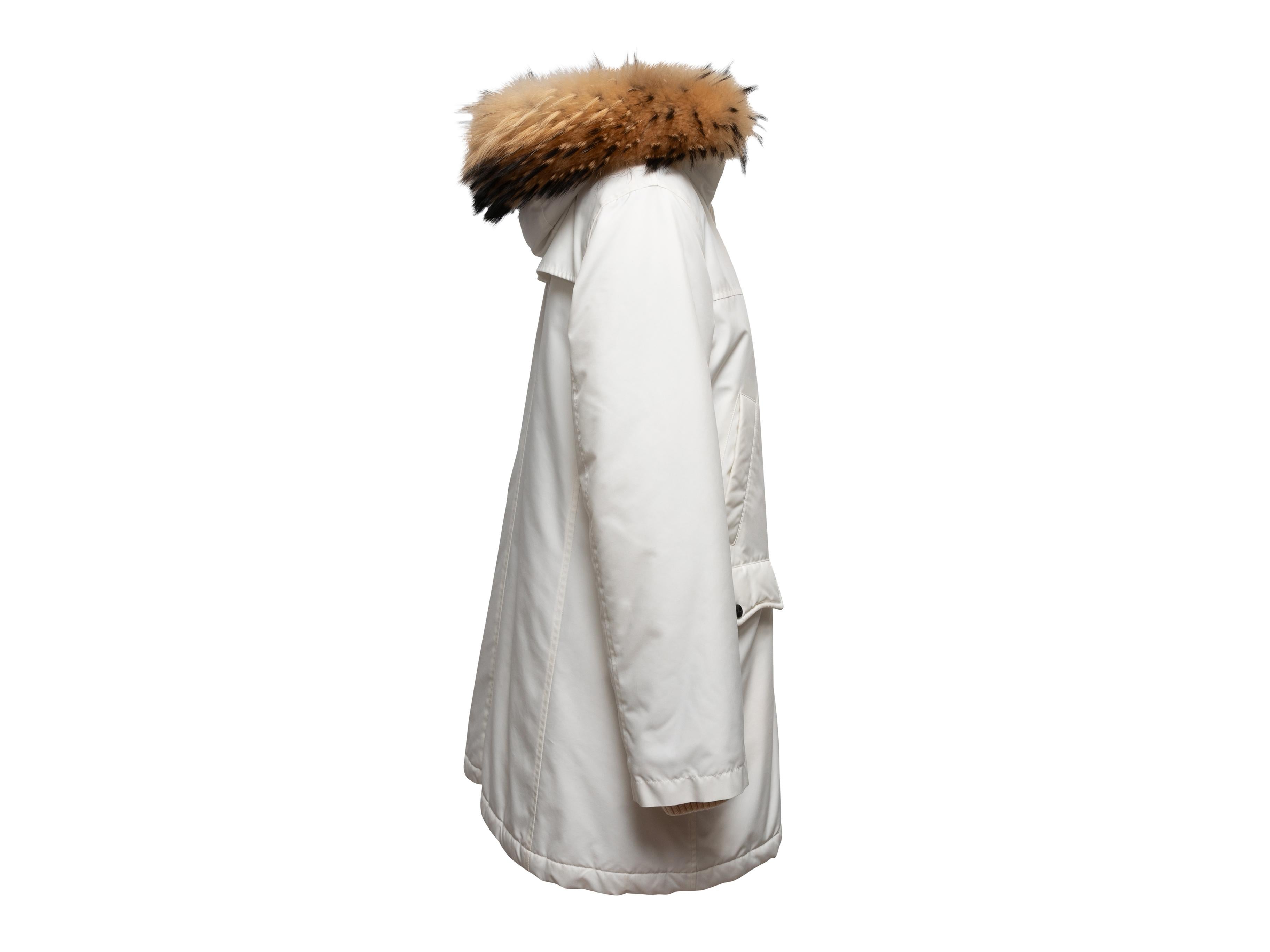 Grigio Burberry bianco con cappuccio bordato di pelliccia, taglia M. I. in vendita